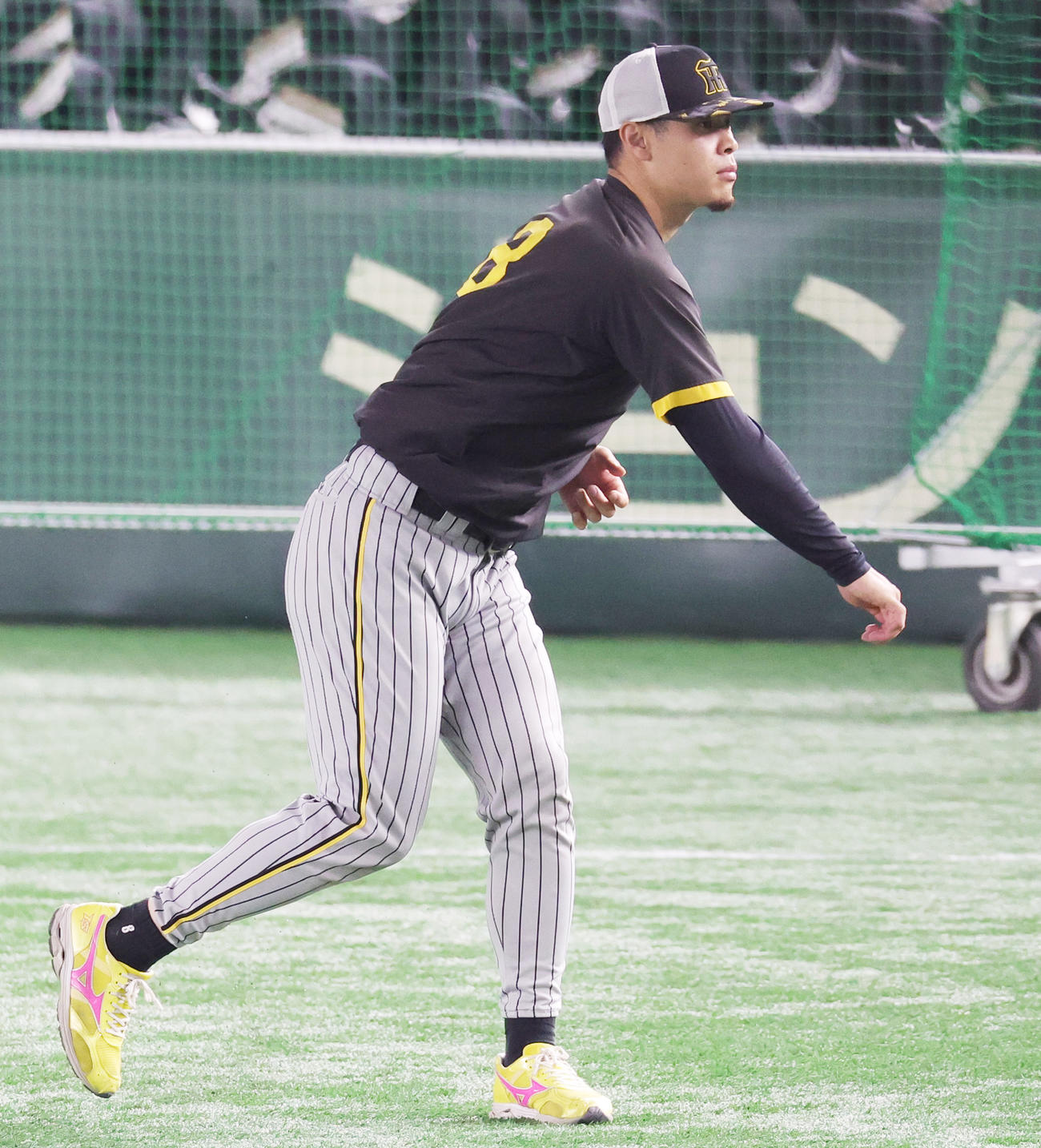 巨人対阪神　シャドースローを行う阪神佐藤輝（撮影・野上伸悟）