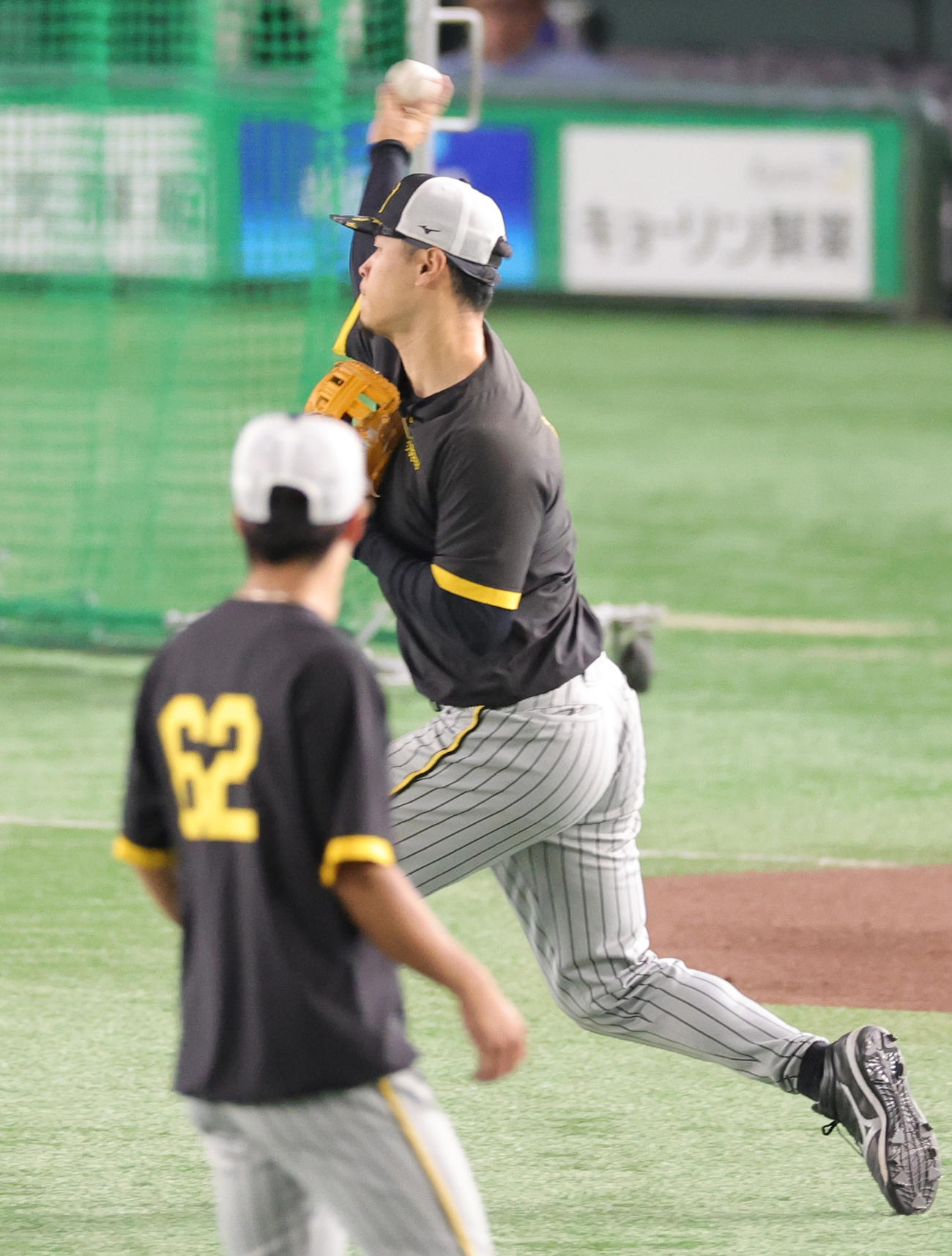 巨人対阪神　ノックを受ける阪神佐藤輝（撮影・野上伸悟）