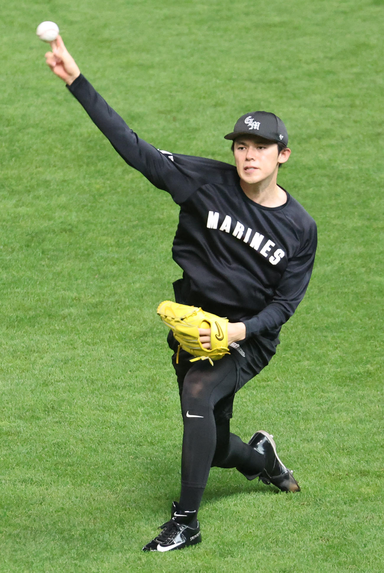 日本ハム対ロッテ　キャッチボールをするロッテ佐々木（撮影・佐藤翔太）