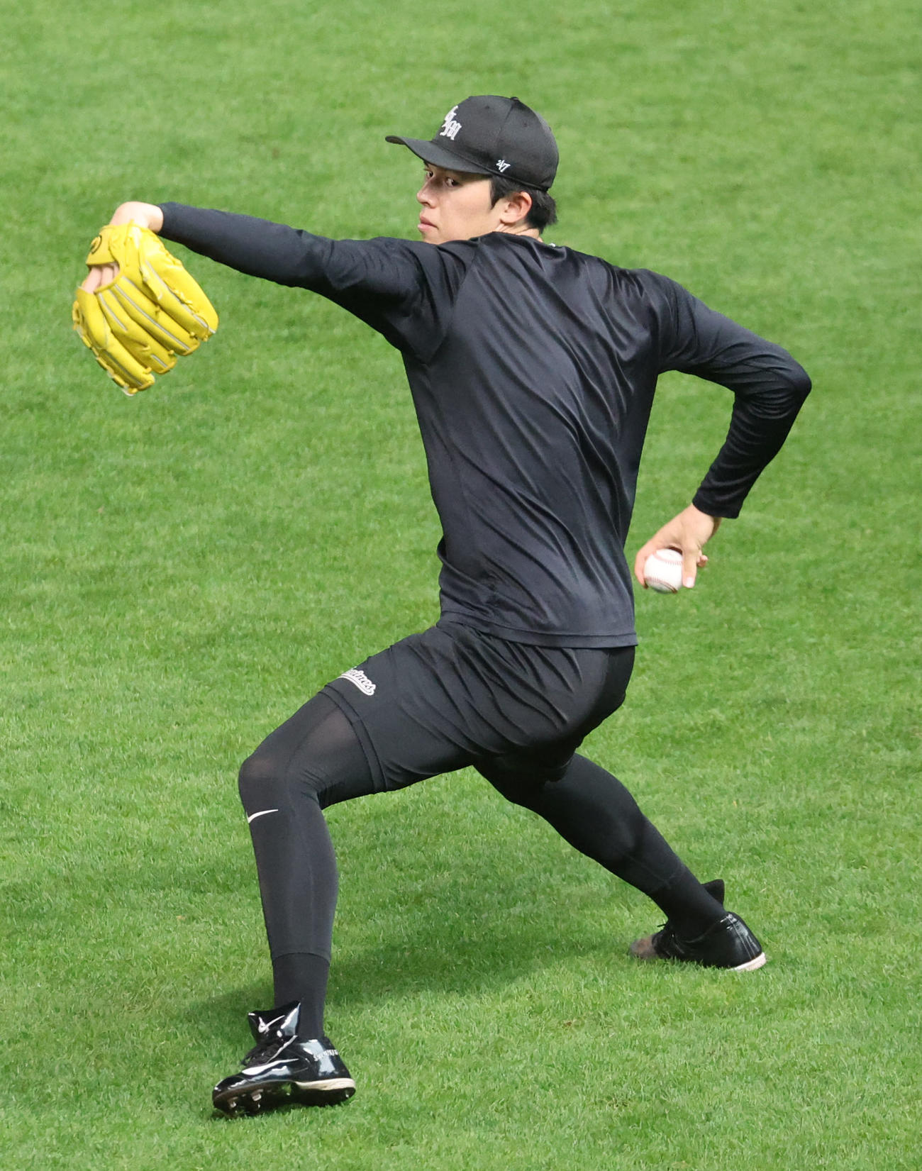 日本ハム対ロッテ　キャッチボールをするロッテ佐々木（撮影・佐藤翔太）