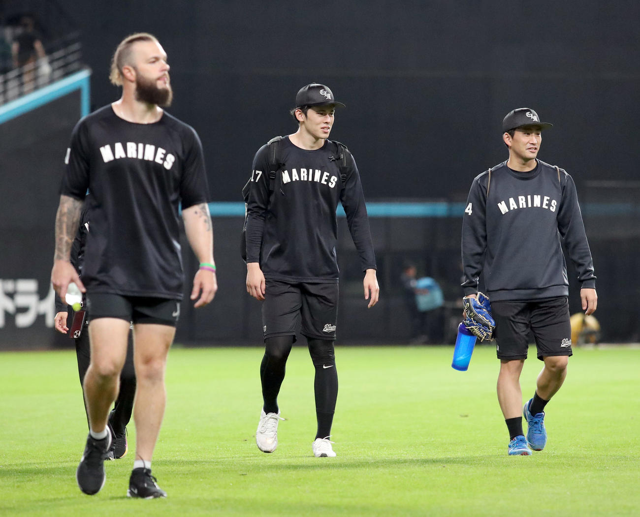 日本ハム対ロッテ　試合前の練習を切り上げベンチに引き揚げるロッテ佐々木（中央）と小島（撮影・佐藤翔太）