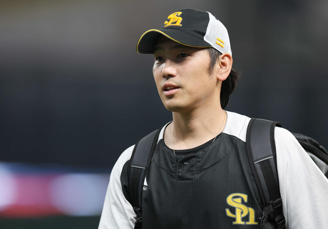 西武対ソフトバンク　試合前練習を終えたソフトバンク石川（撮影・宮地輝）