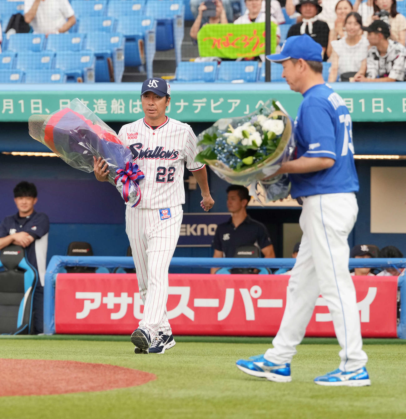 ヤクルト対中日　試合前のセレモニーに臨むヤクルト高津監督（左）と中日立浪監督（撮影・小沢裕）