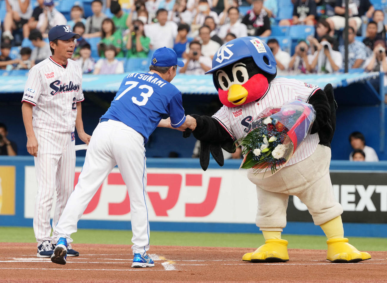 ヤクルト対中日　試合前のセレモニーでヤクルト球団のマスコット、つば九郎（右）と握手する中日立浪監督。左はヤクルト高津監督（撮影・小沢裕）