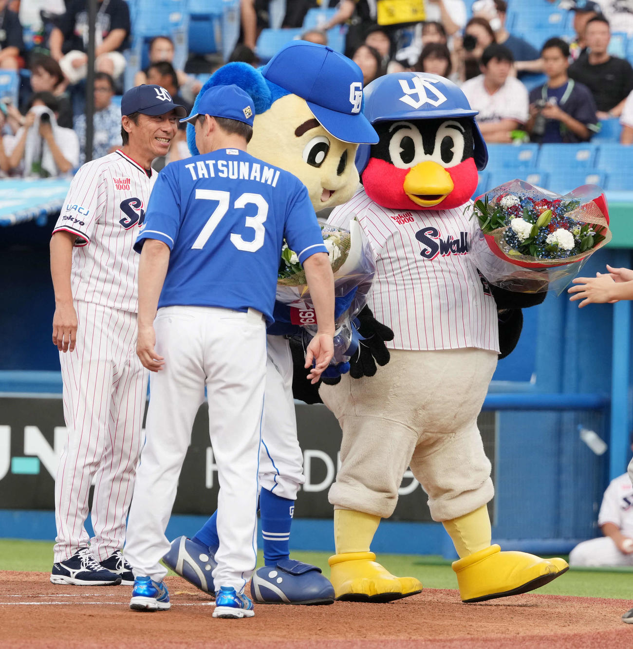 ヤクルト対中日　試合前のセレモニーに臨む、左からヤクルト高津監督、中日立浪監督、中日球団のマスコット、ドアラ、ヤクルト球団のマスコット、つば九郎（撮影・小沢裕）