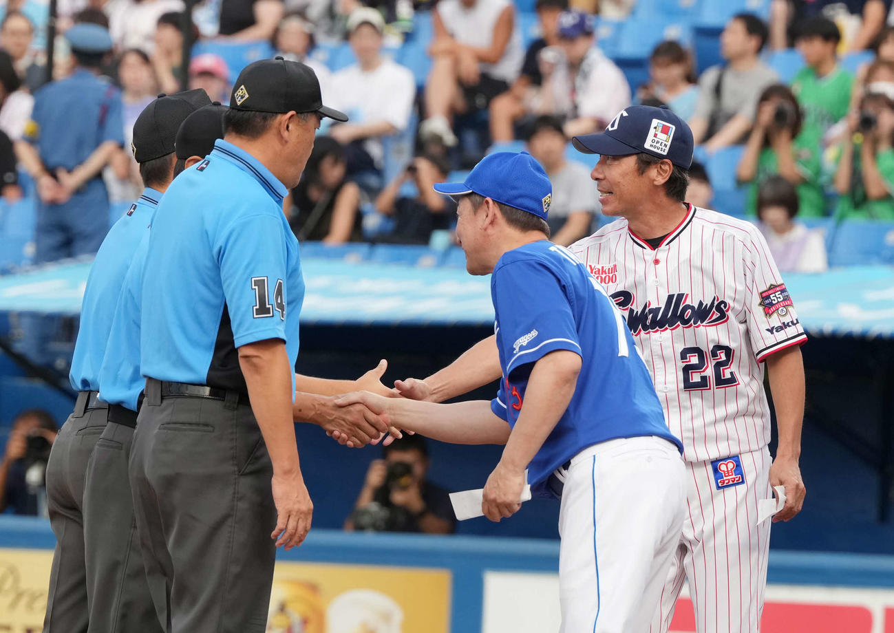 ヤクルト対中日　試合前のメンバー表交換に臨むヤクルト高津監督（右）と中日立浪監督（撮影・小沢裕）