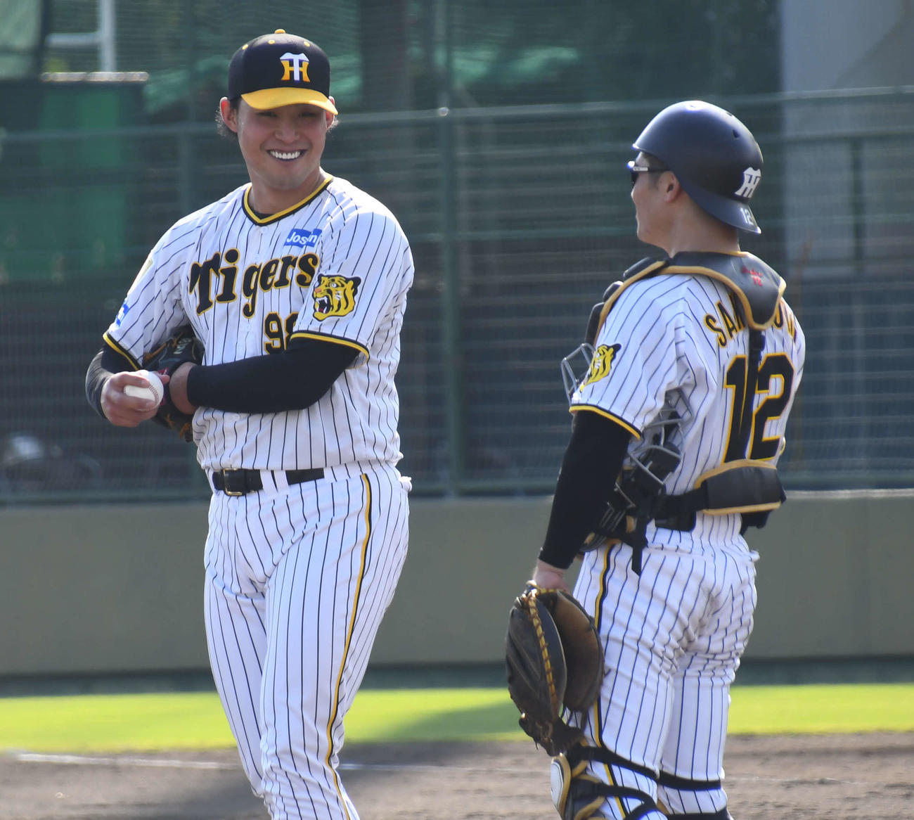 ウエスタン・リーグのオリックス戦で試合を締めた阪神佐藤蓮（左）と話す捕手坂本