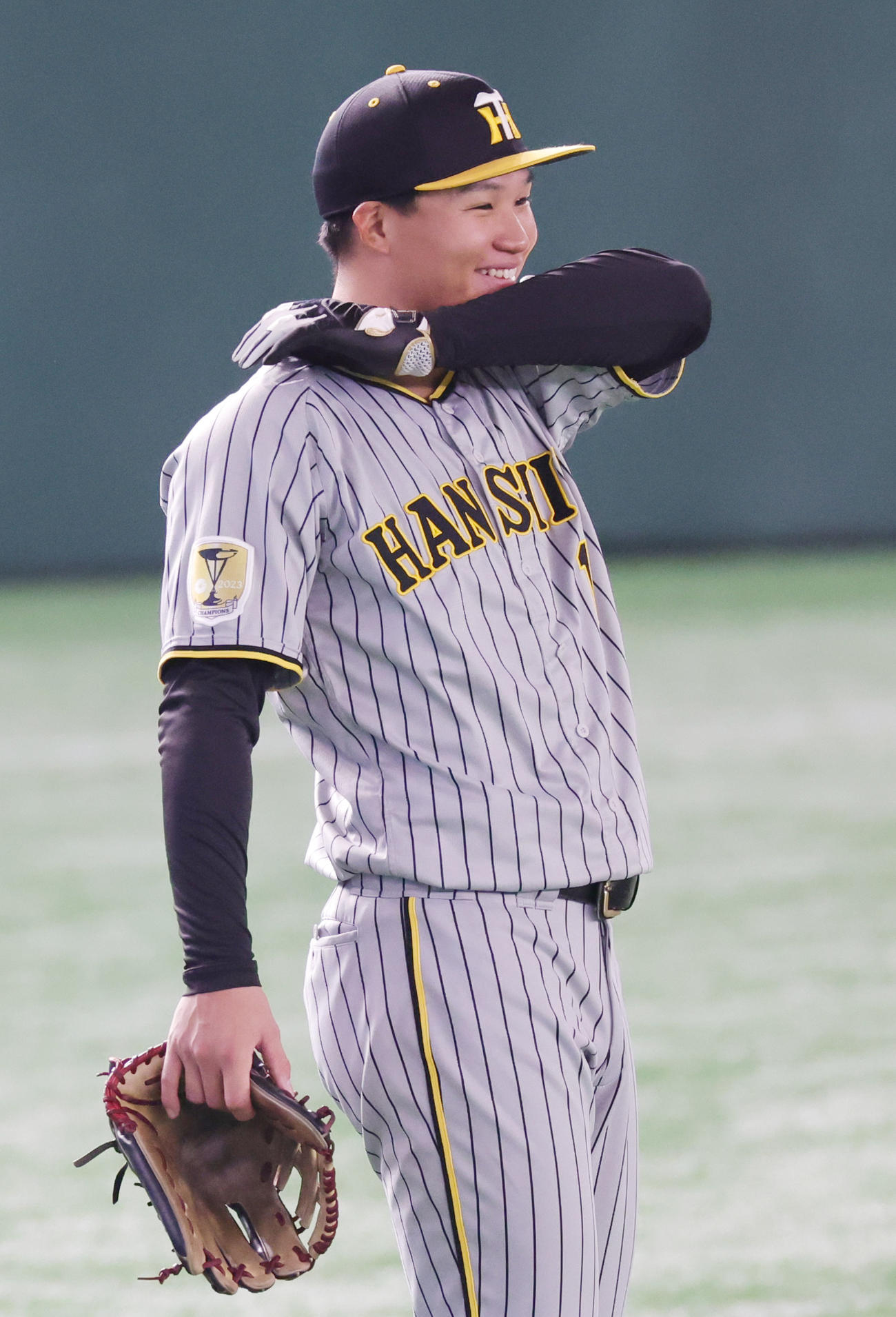 巨人対阪神　笑顔を見せる阪神森下（撮影・野上伸悟）