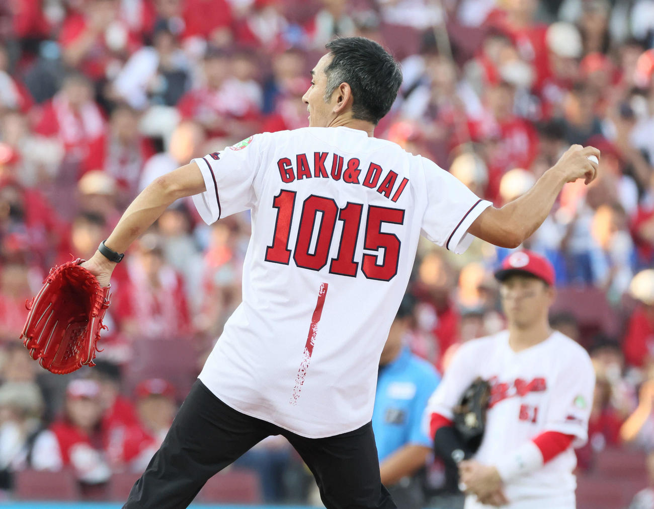 広島対DeNA　始球式で投げる為末大氏（撮影・加藤孝規）