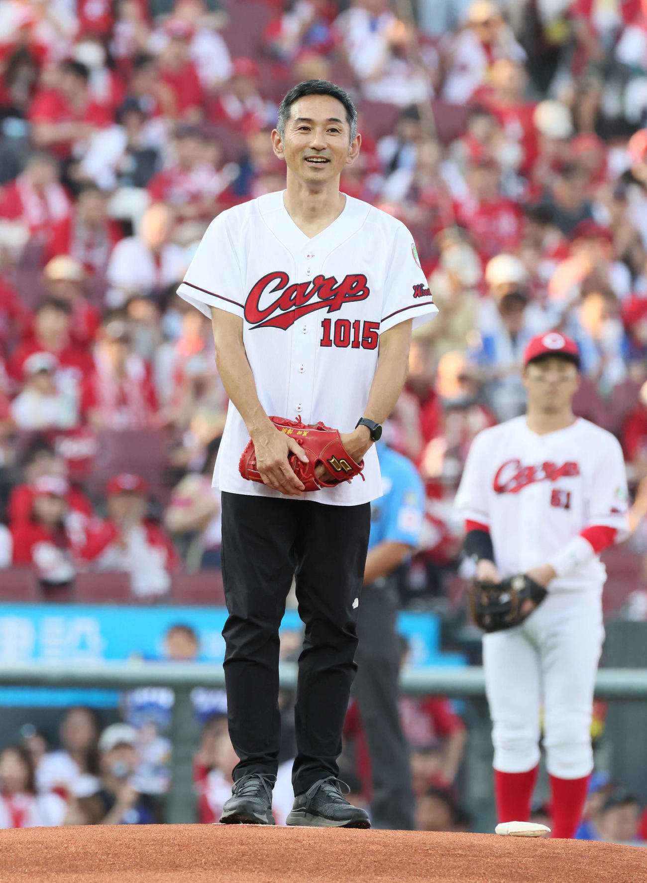 広島対DeNA　始球式で投げる為末大氏（撮影・加藤孝規）