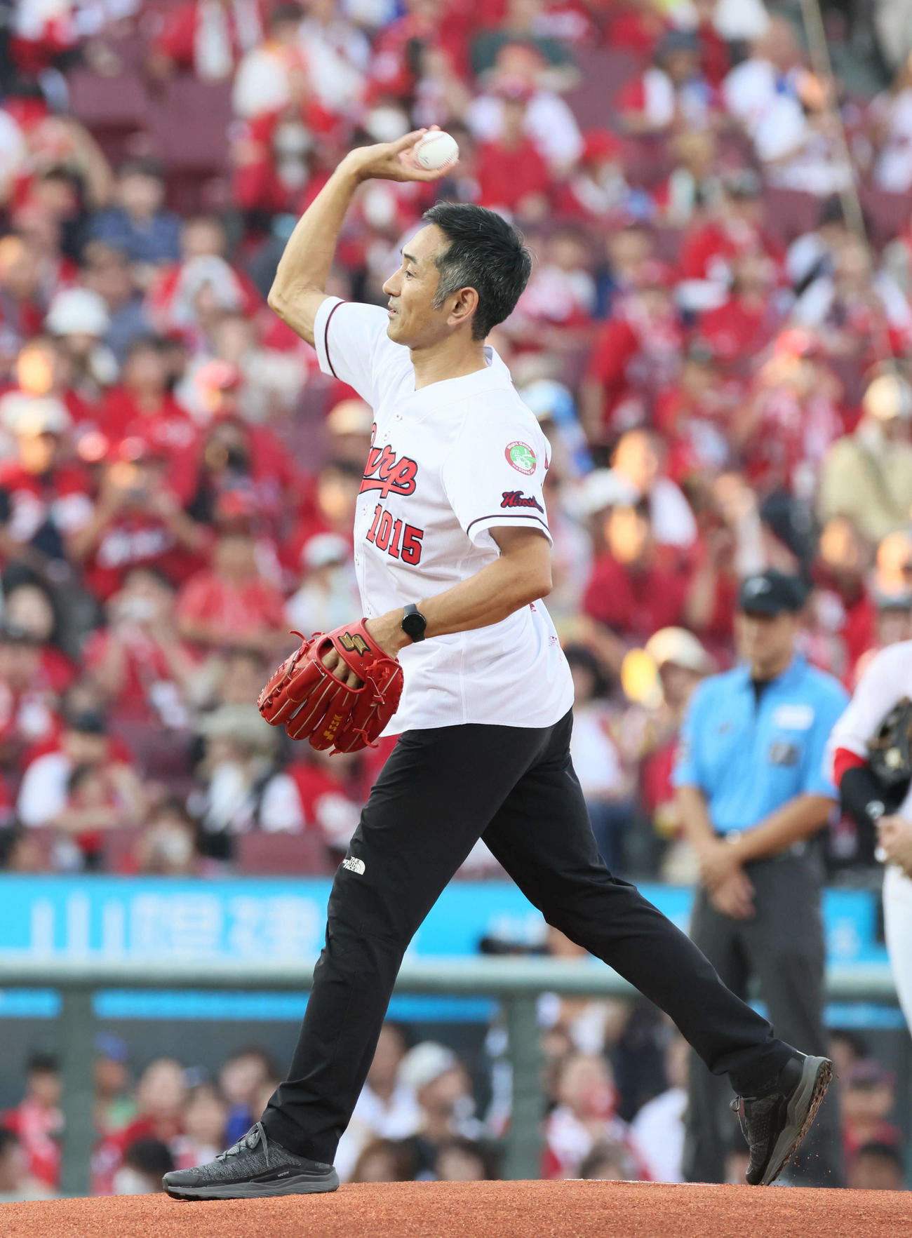 広島対DeNA　始球式で投げる為末大氏（撮影・加藤孝規）
