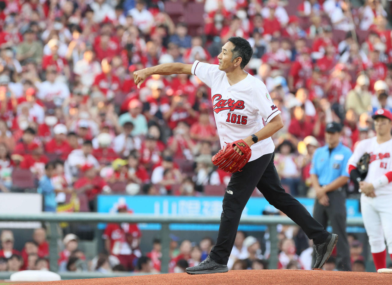 広島対DeNA　始球式で投げる為末大氏（撮影・加藤孝規）