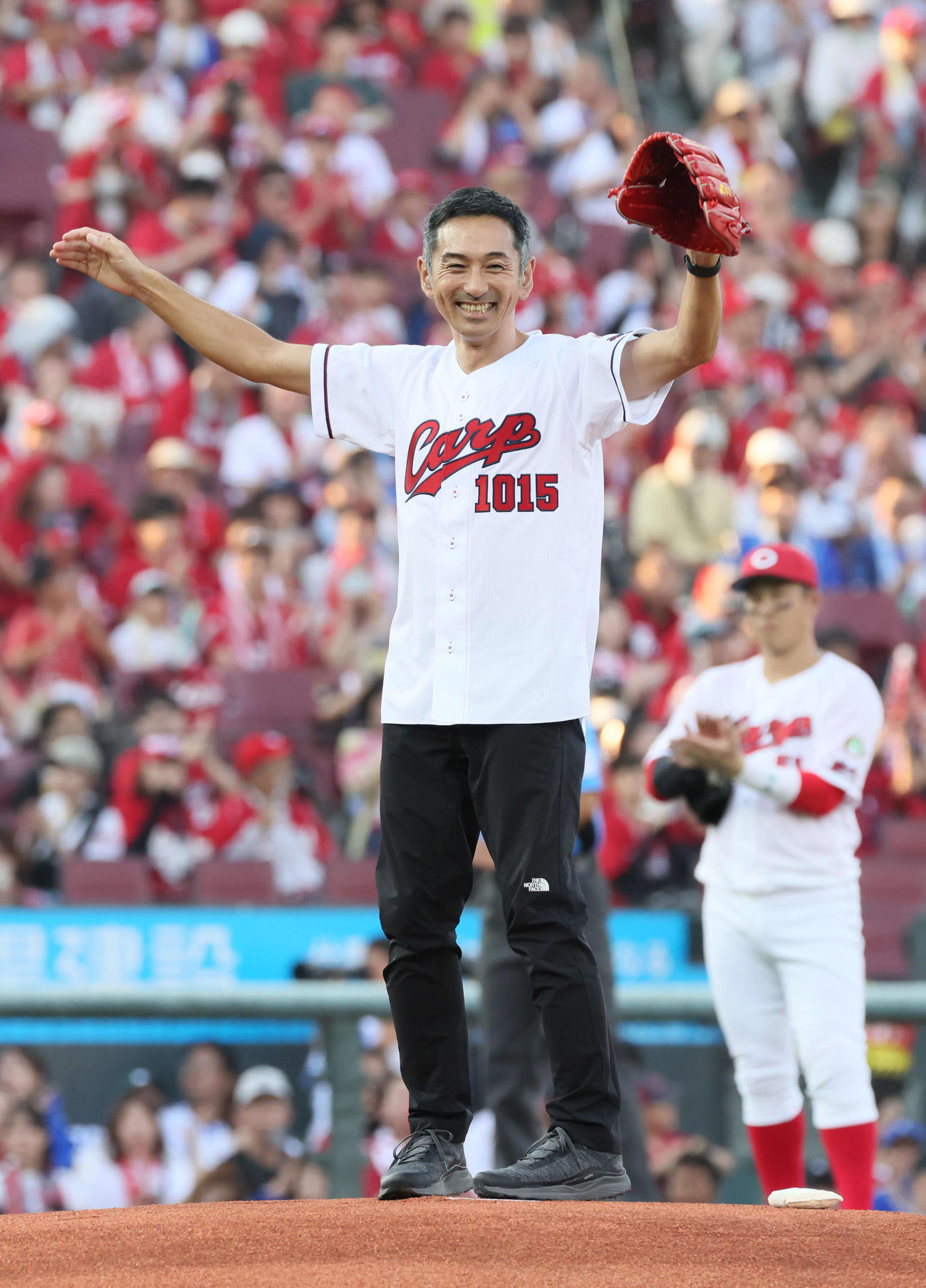 広島対DeNA　始球式で投げる為末大氏（撮影・加藤孝規）