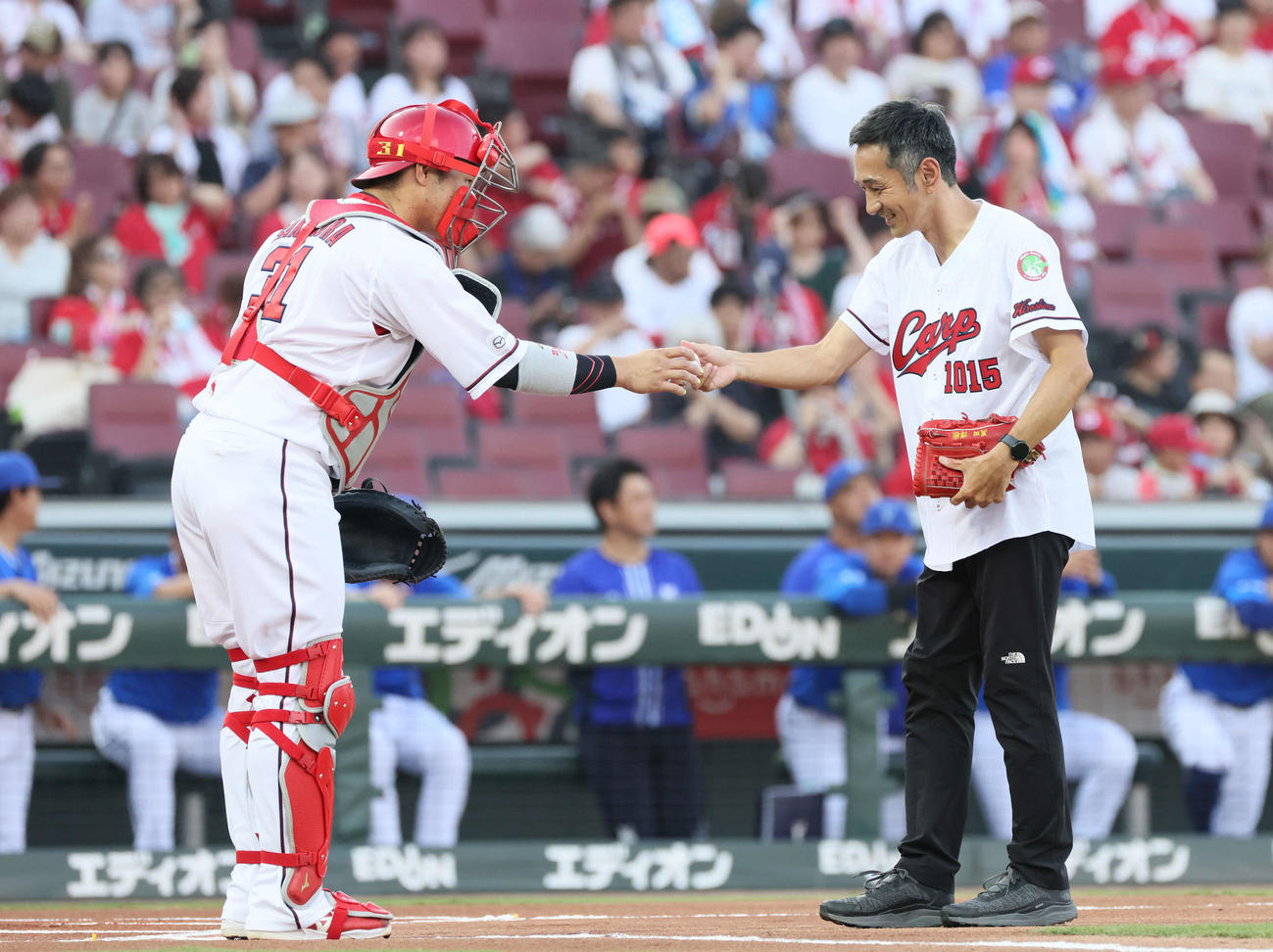 広島対DeNA　始球式で投げる為末大氏（撮影・加藤孝規）