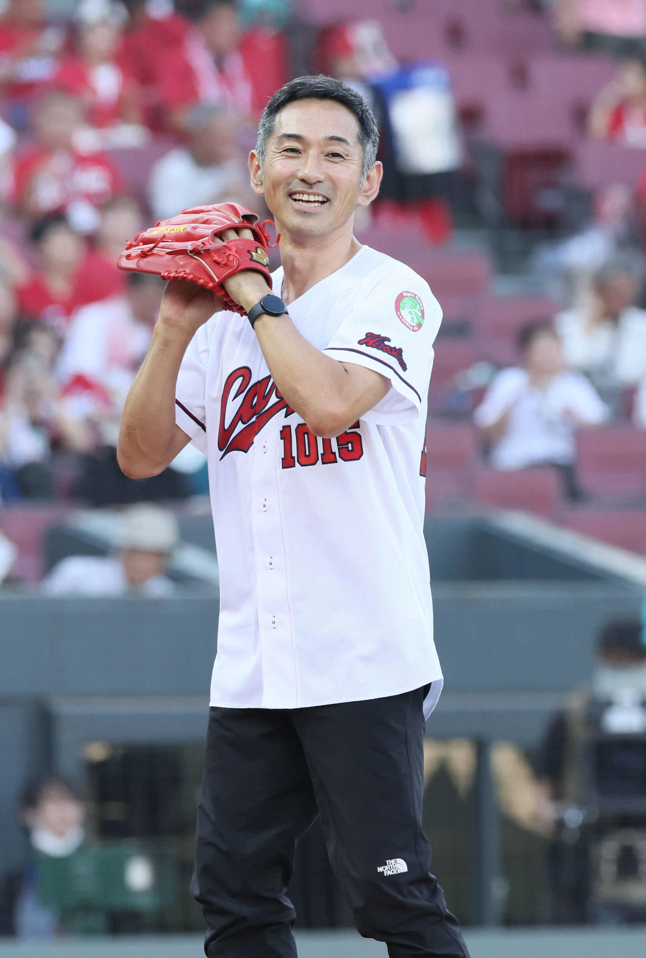 広島対DeNA　始球式の練習をする為末大氏（撮影・加藤孝規）