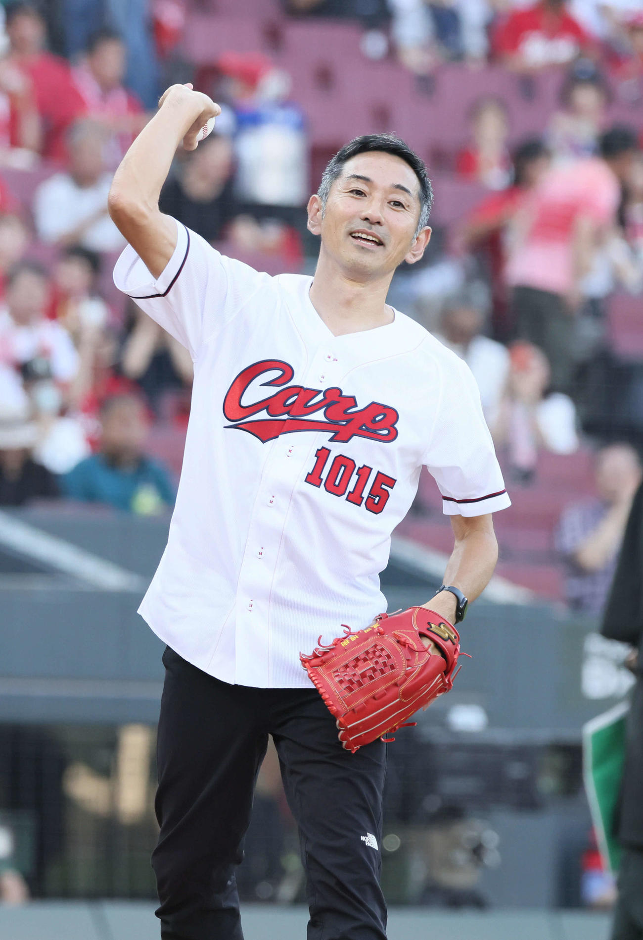 広島対DeNA　始球式の練習をする為末大氏（撮影・加藤孝規）