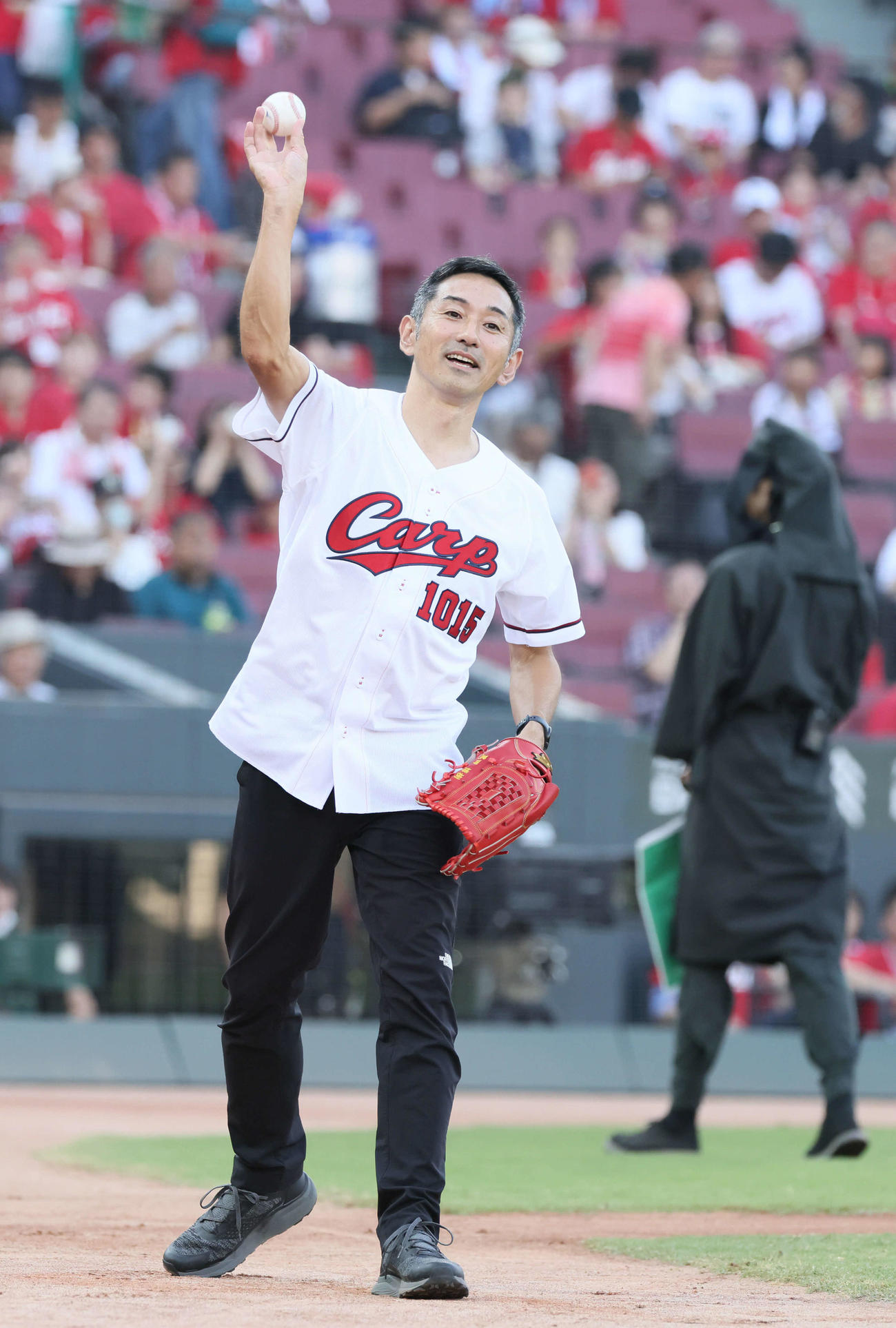 広島対DeNA　始球式の練習をする為末大氏（撮影・加藤孝規）