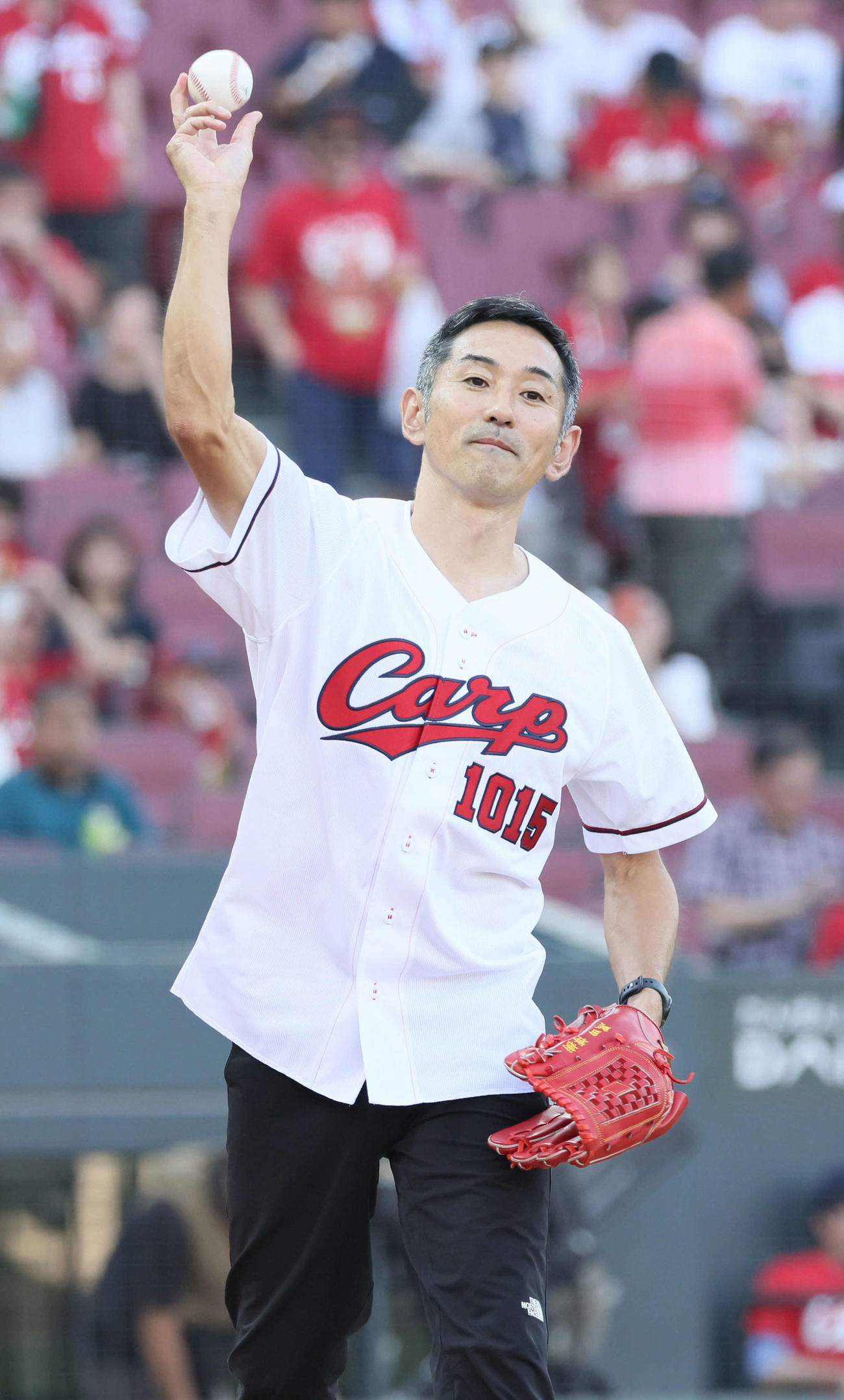 広島対DeNA　始球式の練習をする為末大氏（撮影・加藤孝規）