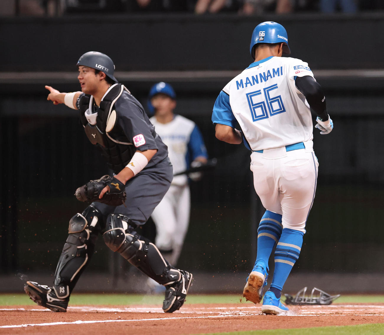 日本ハム対ロッテ　2回裏日本ハム無死二、三塁、伏見のスクイズで生還する三塁走者の万波（撮影・佐藤翔太）