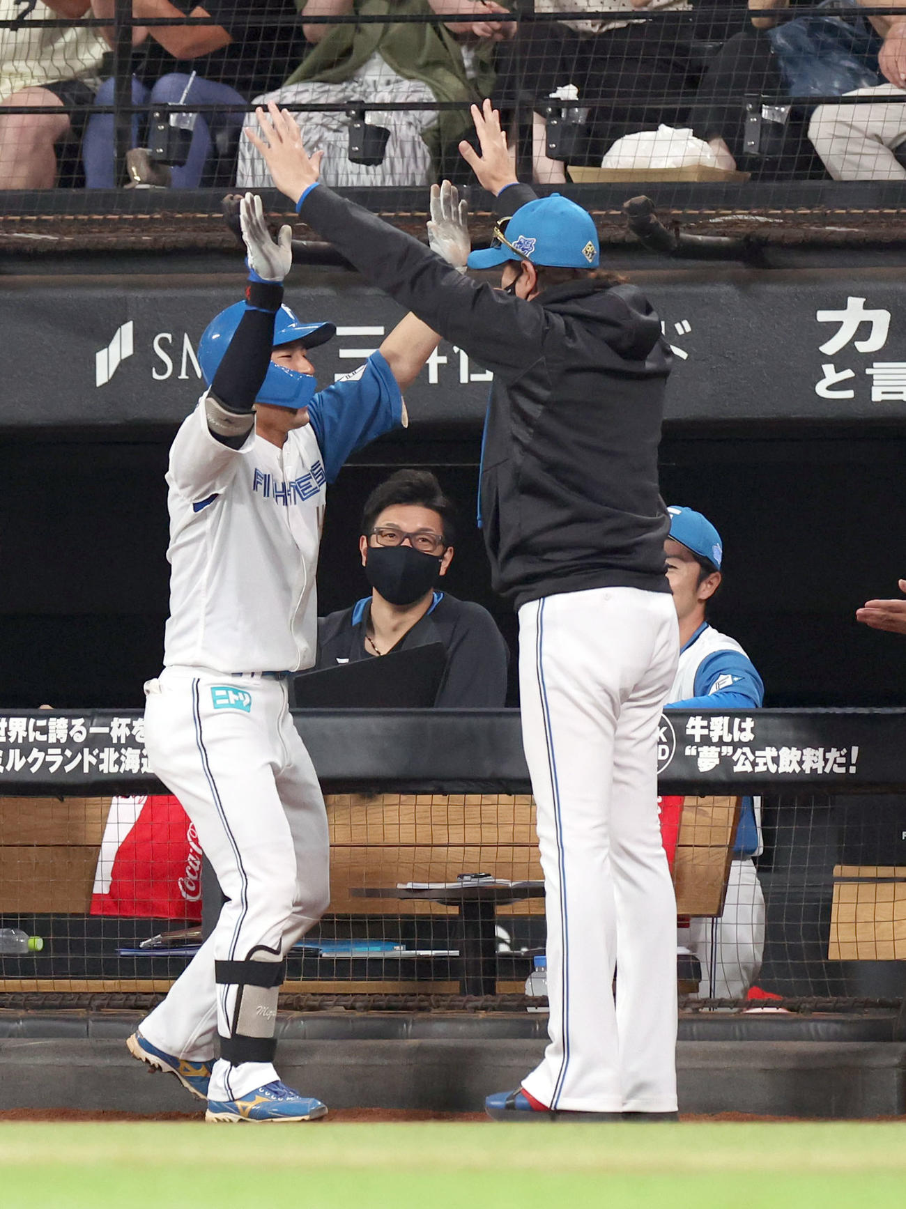 日本ハム対ロッテ　2回裏日本ハム1死三塁、スクイズを決めた水野（左）を出迎える新庄監督（撮影・佐藤翔太）