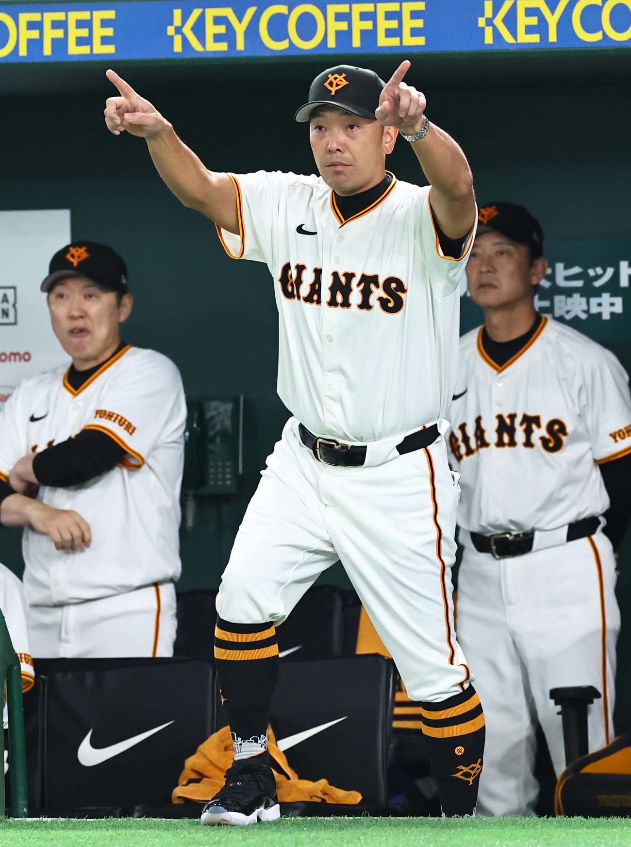 巨人対阪神　3回表阪神無死、及川の打撃にリクエストを要求する阿部監督（撮影・上田博志）
