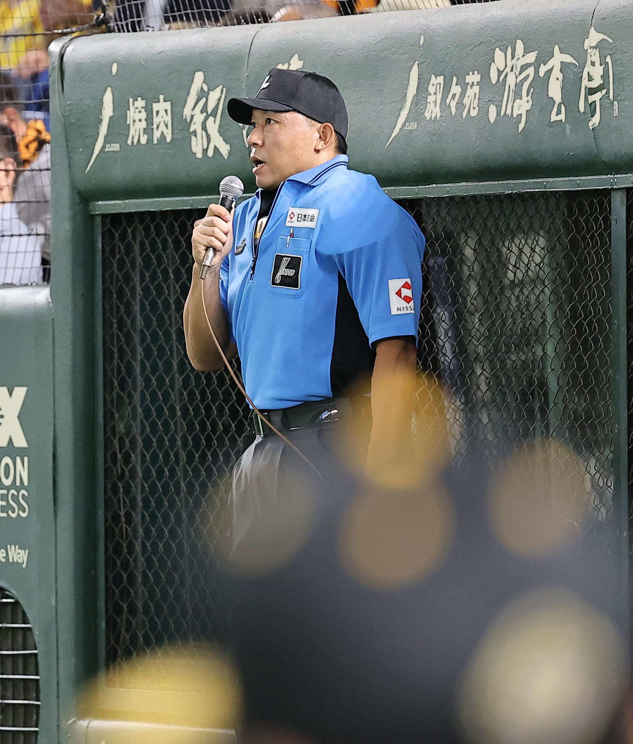 巨人対阪神　3回表阪神無死、及川プレーに関して説明する山口球審（撮影・上田博志）