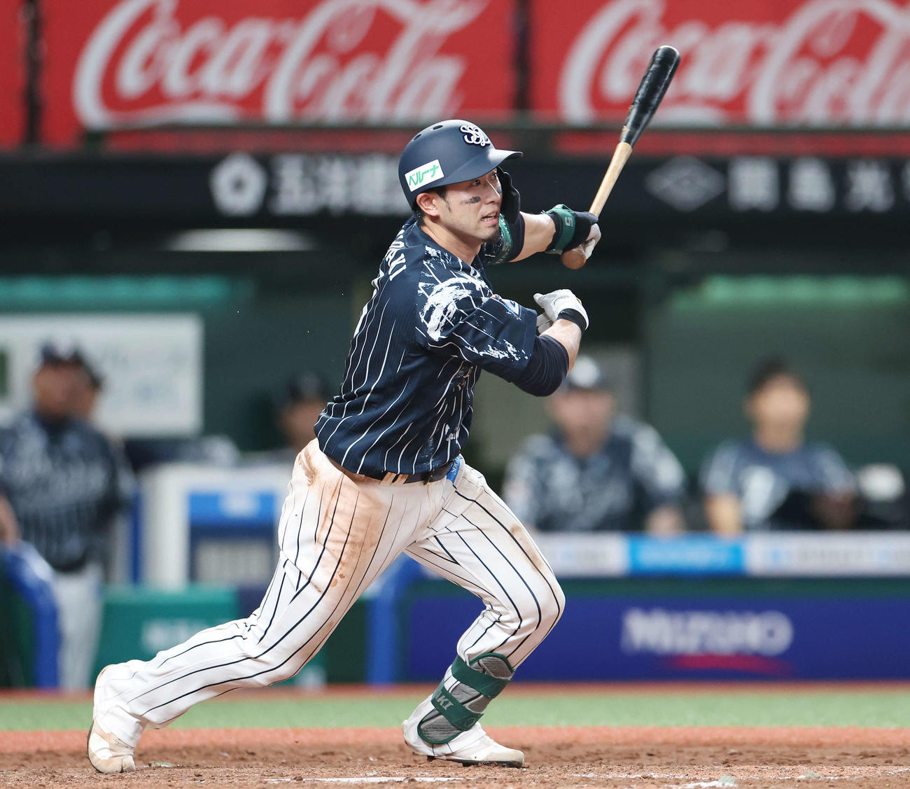 西武対ソフトバンク　5回裏西武2死二、三塁、中2点適時二塁打を放つ外崎（撮影・宮地輝）