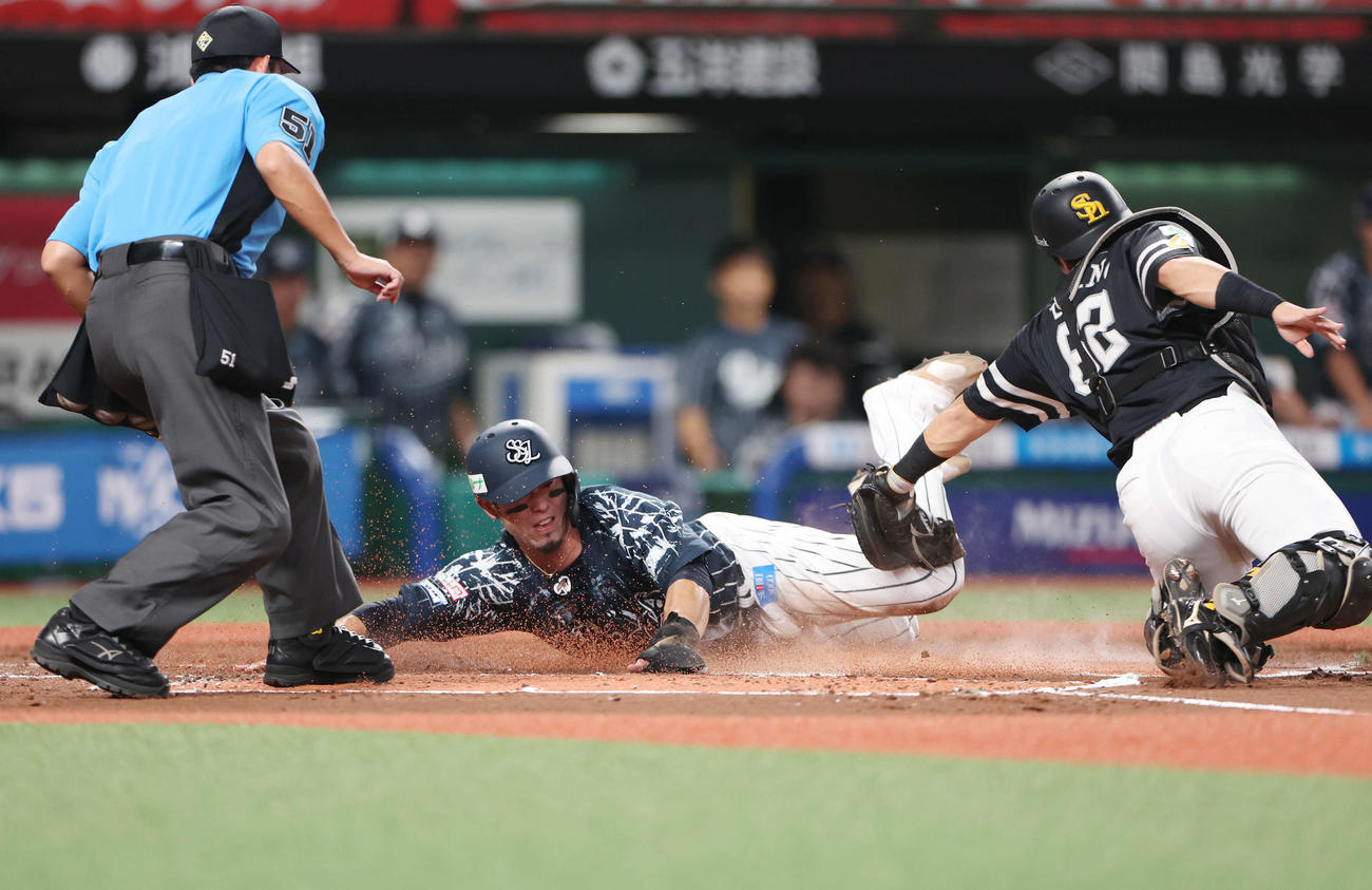 西武対ソフトバンク　1回裏西武1死三塁、佐藤龍の犠飛で生還する外崎（撮影・宮地輝）