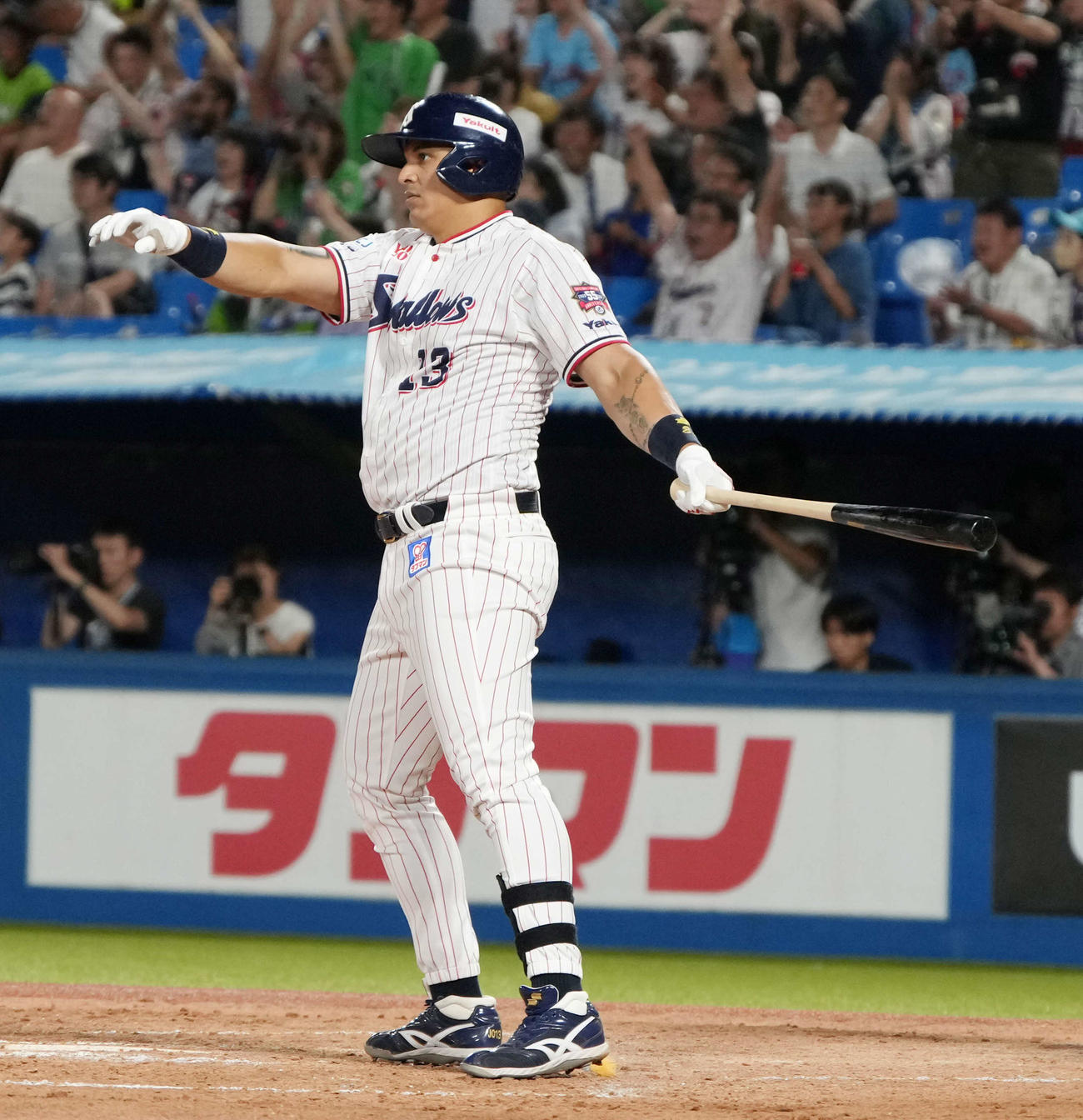 ヤクルト対中日　5回裏ヤクルト2死一、二塁、オスナは左越えに勝ち越し3点本塁打を放つ（撮影・小沢裕）