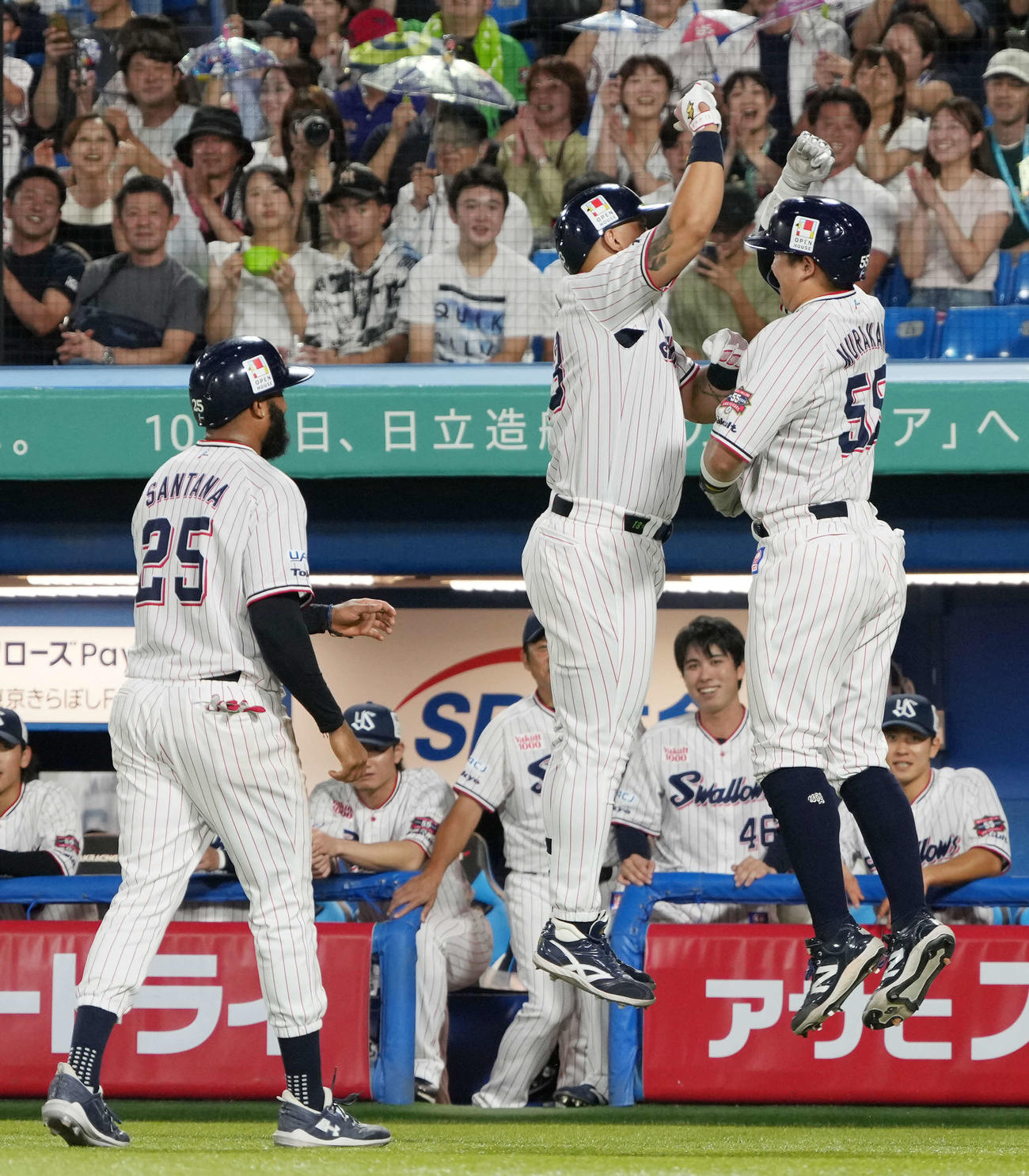 ヤクルト対中日　5回裏ヤクルト2死一、二塁、オスナは左越えに勝ち越し3点本塁打を放ち村上（右）の祝福を受ける（撮影・小沢裕）
