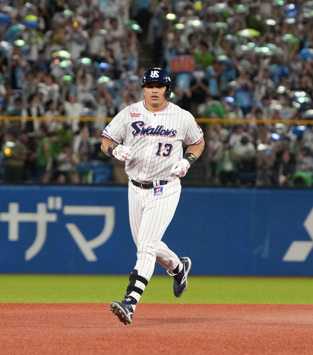 ヤクルト対中日　5回裏ヤクルト2死一、二塁、オスナは左越えに勝ち越し3点本塁打を放ち三塁へ向かう（撮影・小沢裕）