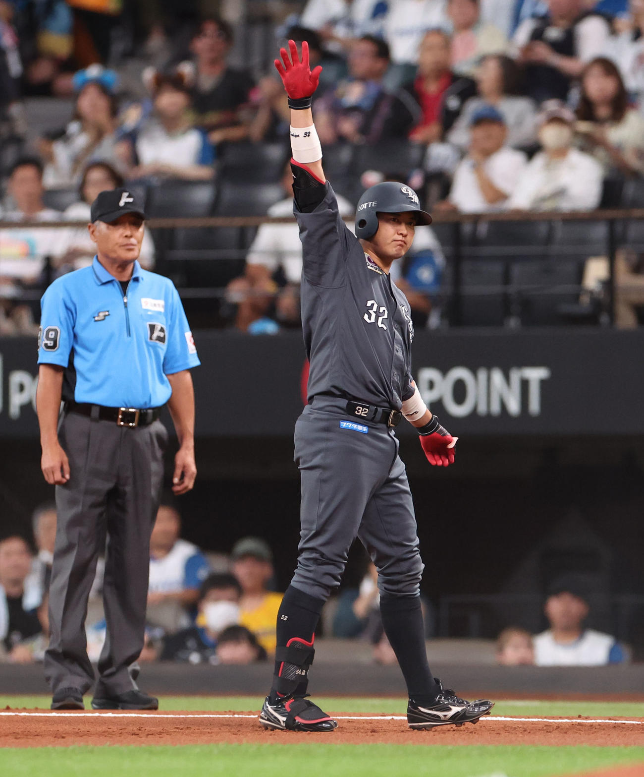 日本ハム対ロッテ　1回表ロッテ2死満塁、佐藤は右前適時打を放ちポーズをとる（撮影・佐藤翔太）