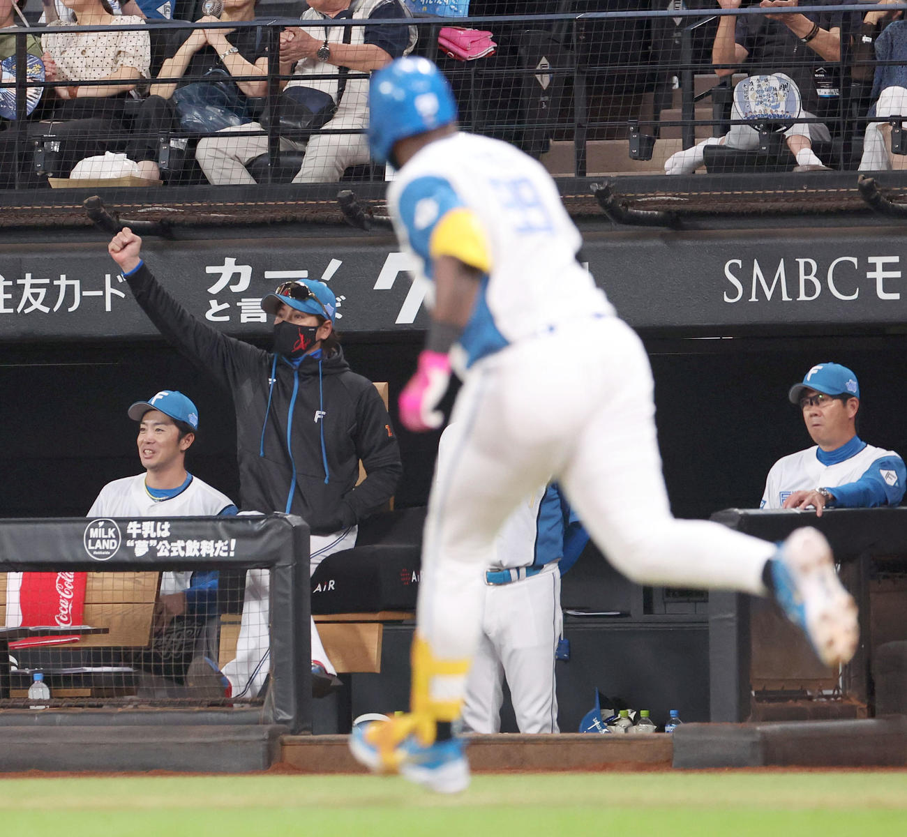 日本ハム対ロッテ　1回裏日本ハム1死、レイエスの左越え本塁打にガッツポーズをする新庄監督（撮影・佐藤翔太）