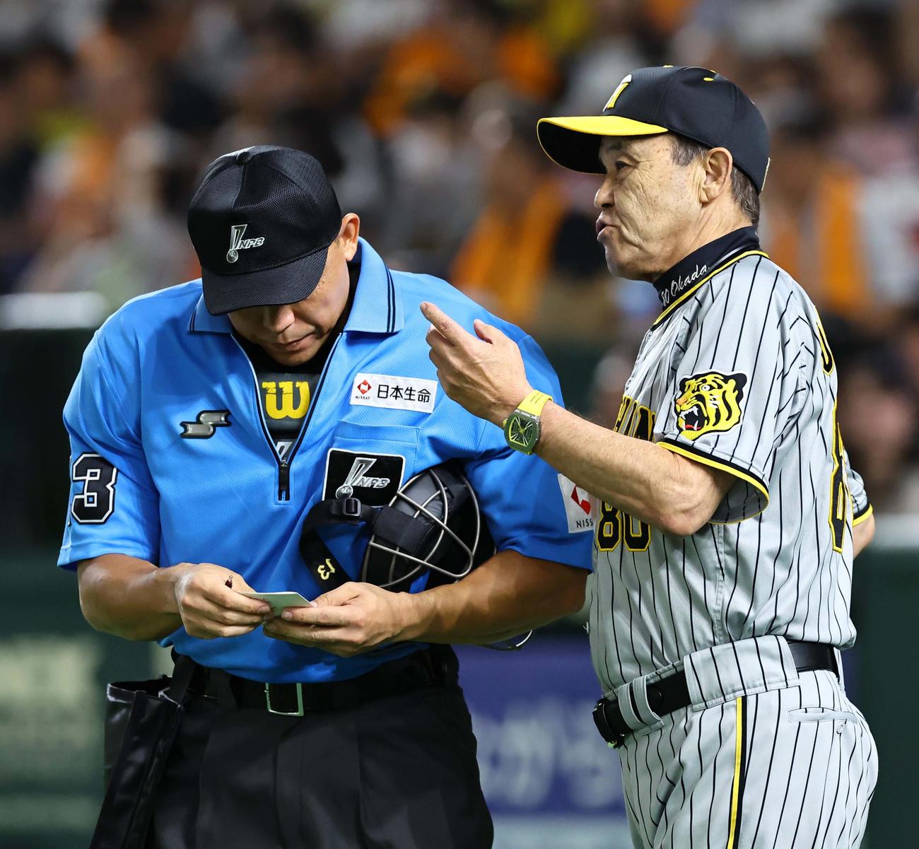 巨人対阪神　選手交代を告げる岡田監督（撮影・上田博志）