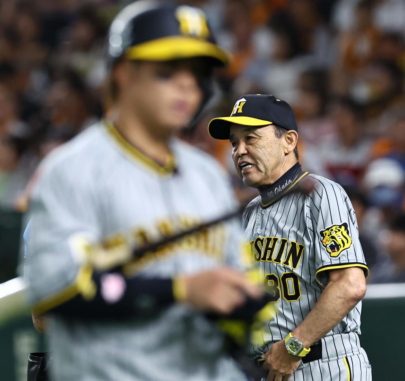巨人対阪神　選手交代を告げる岡田監督（撮影・上田博志）