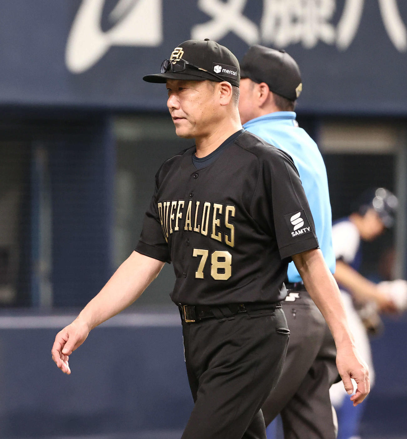 オリックス対楽天　7回途中で投手交代を告げるオリックス中嶋監督（撮影・西尾就之）