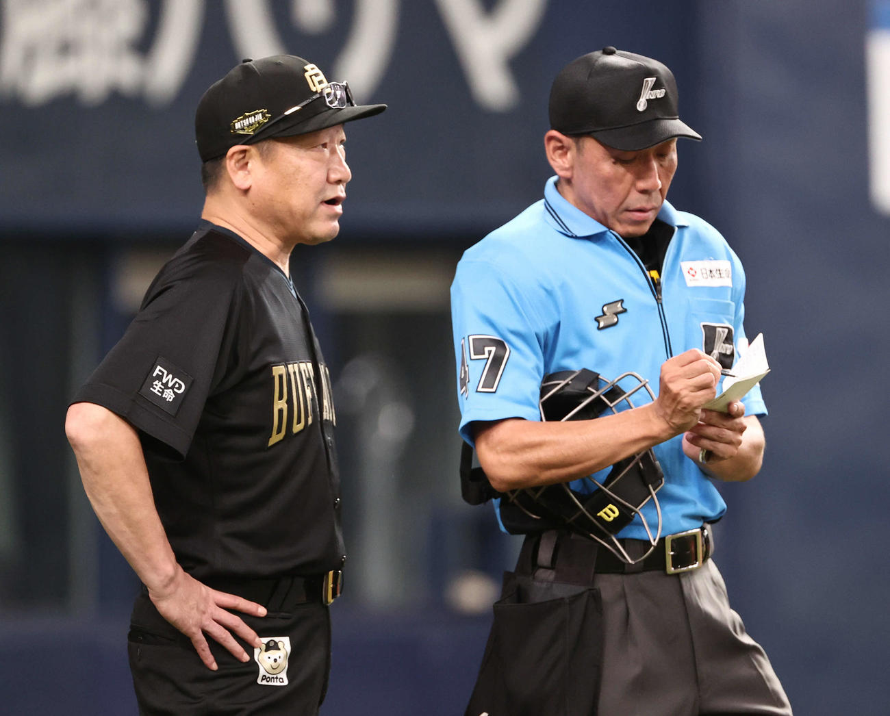 オリックス対楽天　8回の攻撃を終え交代を告げるオリックス中嶋監督（撮影・西尾就之）