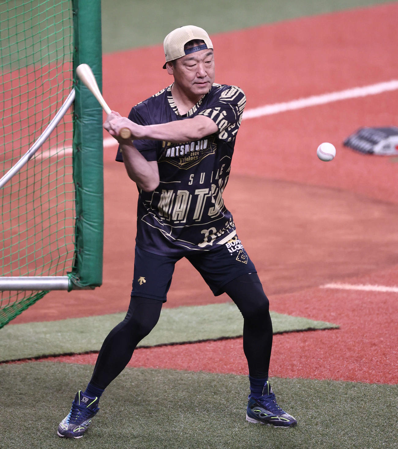 オリックス対楽天　試合前の練習でノックするオリックス中嶋監督（撮影・西尾就之）