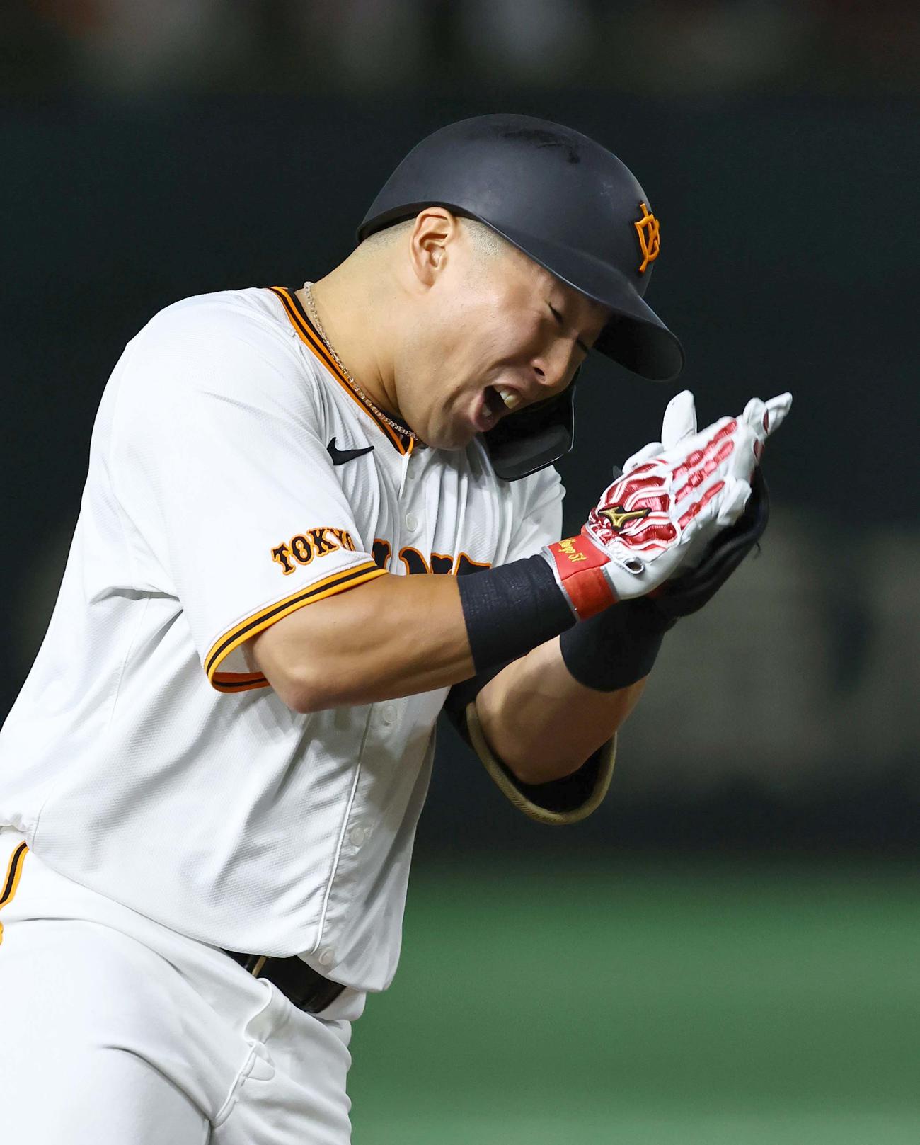 巨人対阪神　4回裏巨人2死満塁、浅野は左越え満塁本塁打を放つ（撮影・上田博志）