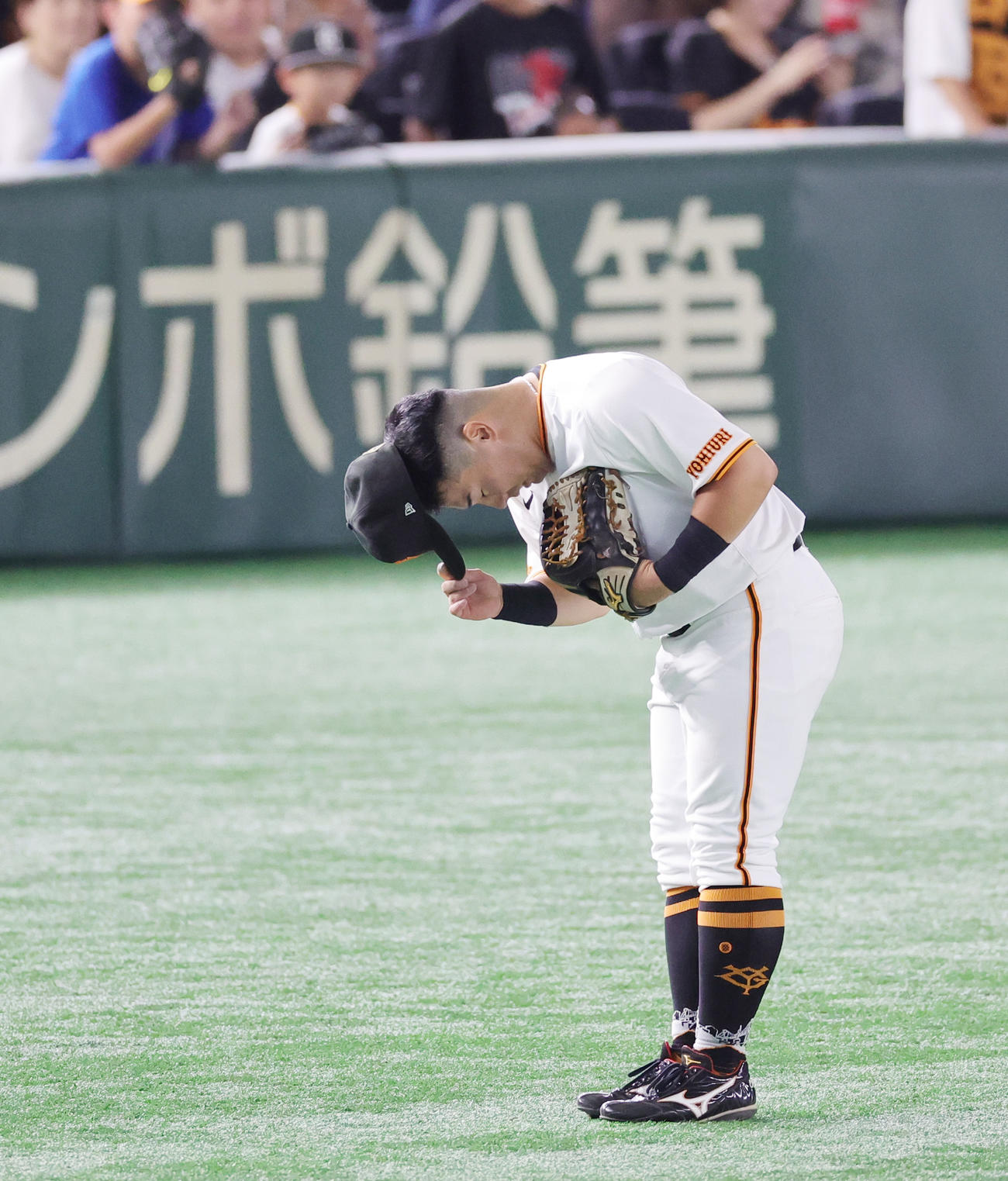 巨人対阪神　4回裏巨人に満塁本塁打を放った浅野は、守備につく際にファンからのコールに感謝する（撮影・野上伸悟）
