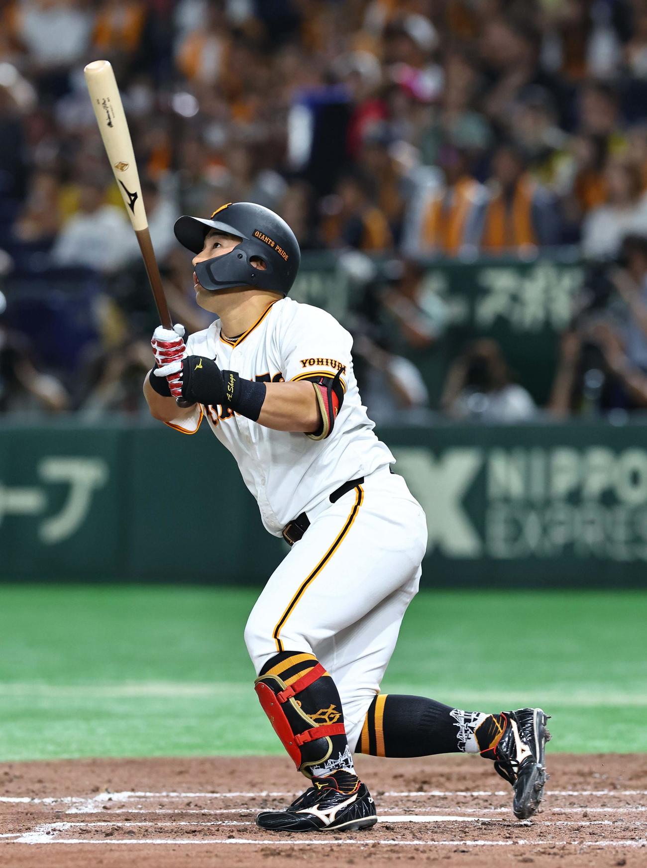 巨人対阪神　4回裏巨人2死満塁、浅野は左越え満塁本塁打を放つ（撮影・上田博志）