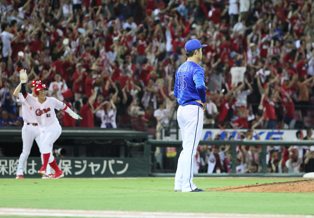広島対DeNA 9回裏広島1死一、二塁、菊池にサヨナラ左3点本塁打を浴びた森原（撮影・加藤孝規）
