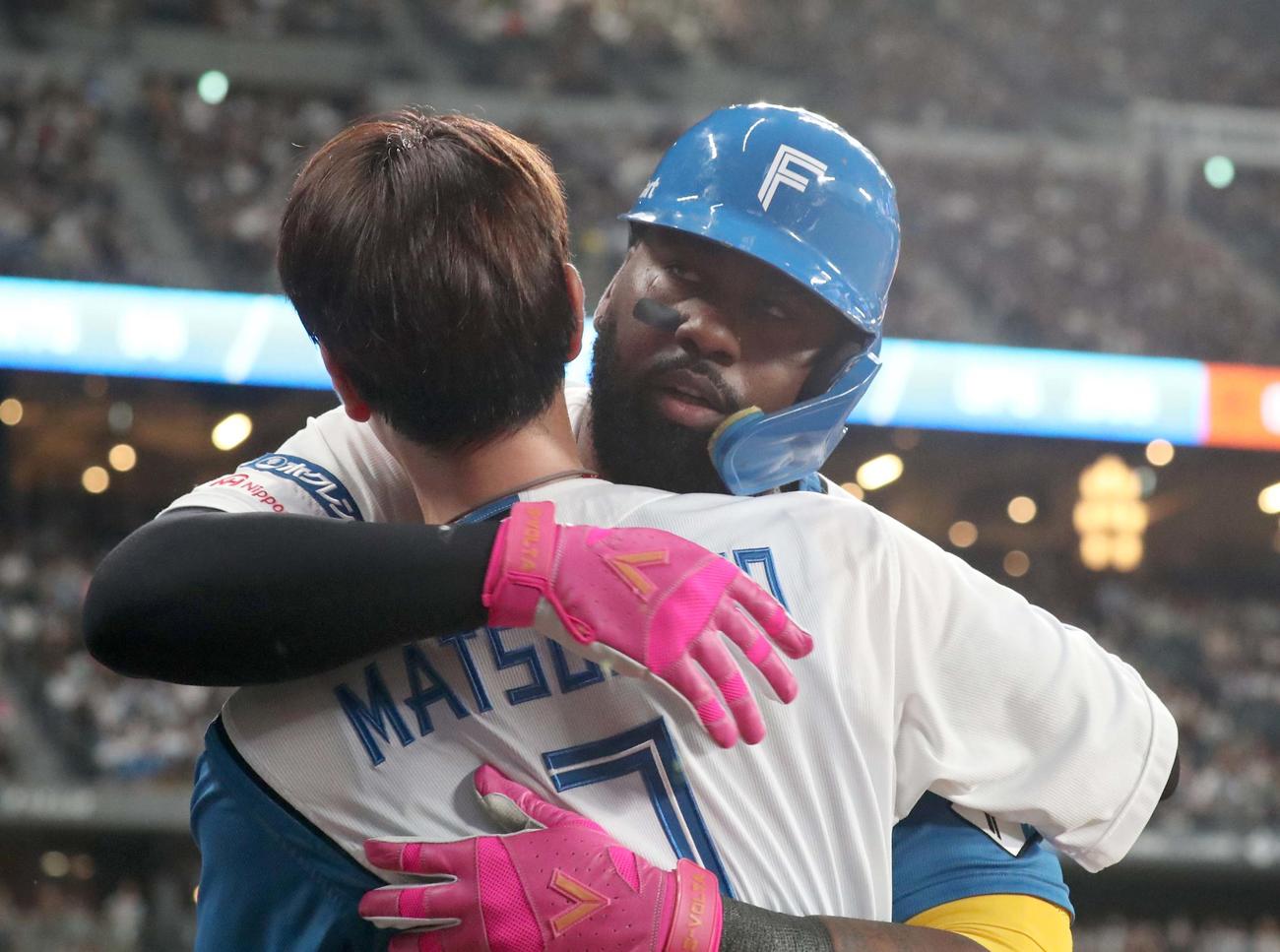 日本ハム対ロッテ　1回裏、本塁打を放ったレイエスは松本剛と抱き合う（撮影・黒川智章）