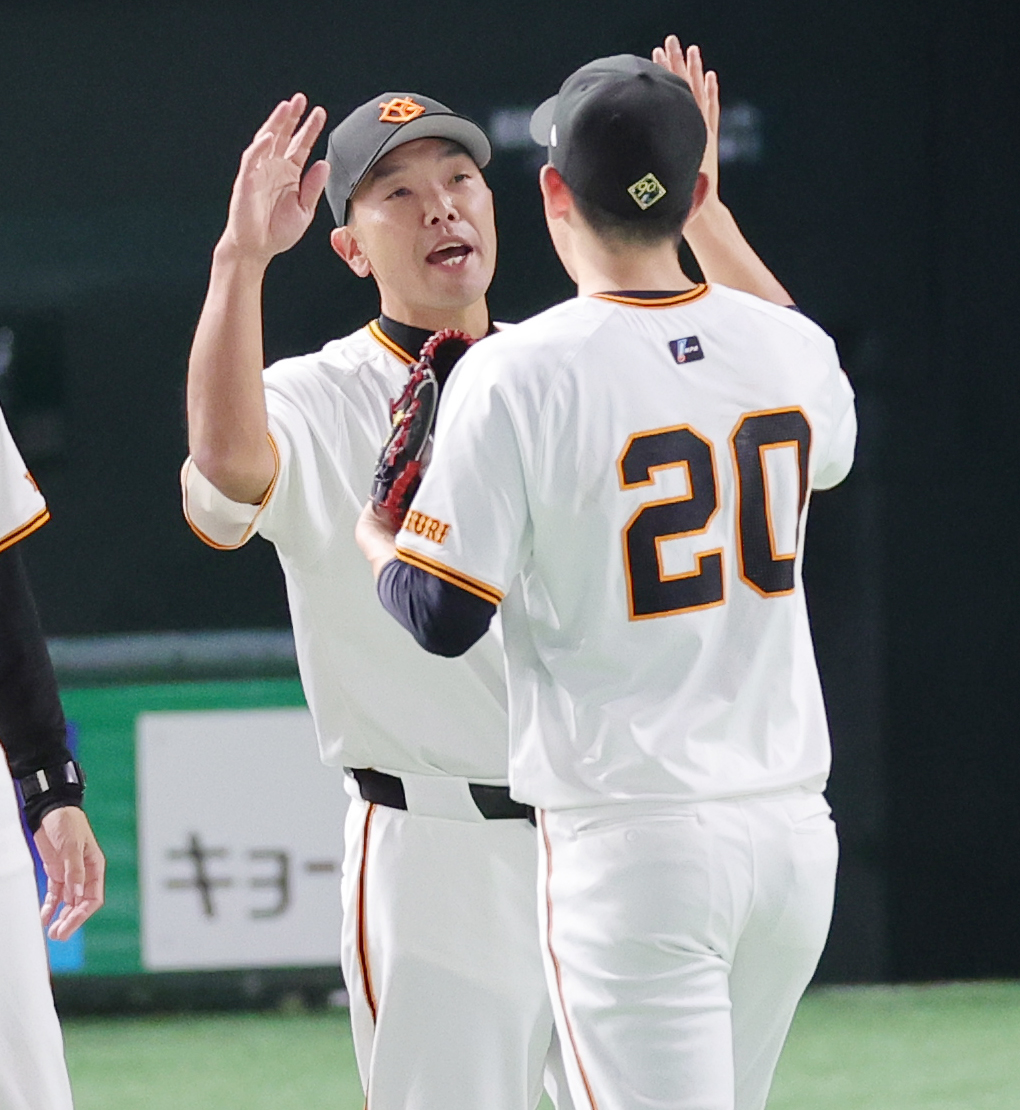 巨人対阪神　2試合連続完封勝利を挙げた戸郷を迎える巨人阿部監督（撮影・野上伸悟）
