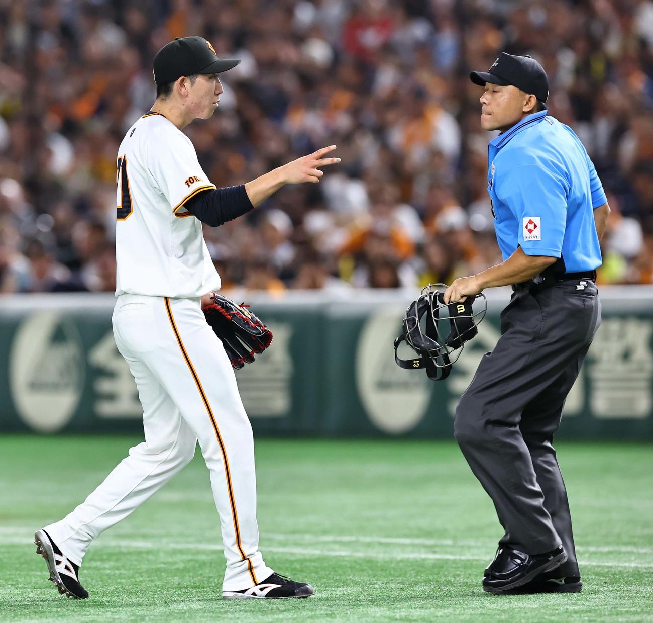 巨人対阪神　3回表阪神無死、及川の打撃は2度打ちではないかと球審に抗議する戸郷（撮影・上田博志）