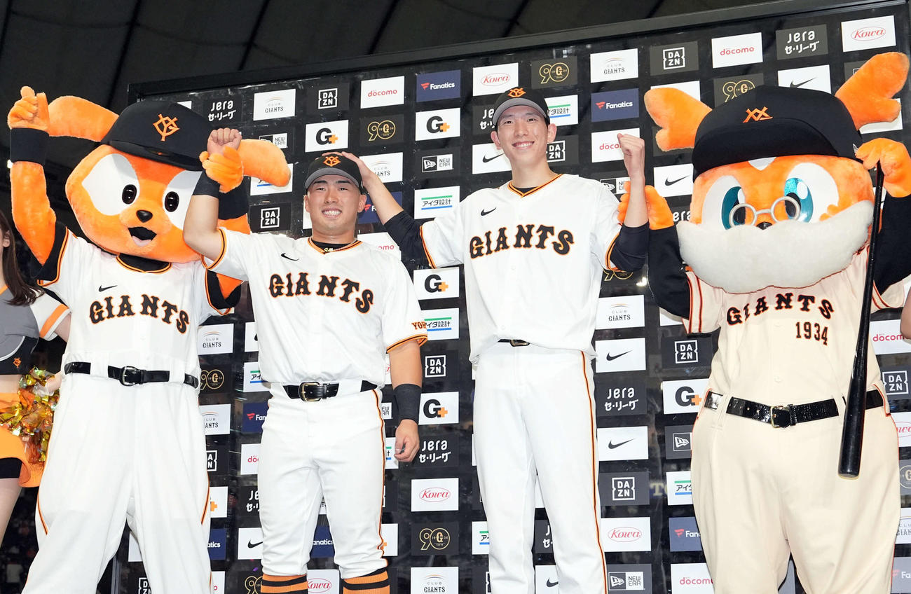 巨人対阪神　阪神に勝利し笑顔を見せる巨人浅野（左）と戸郷（撮影・たえ見朱実）