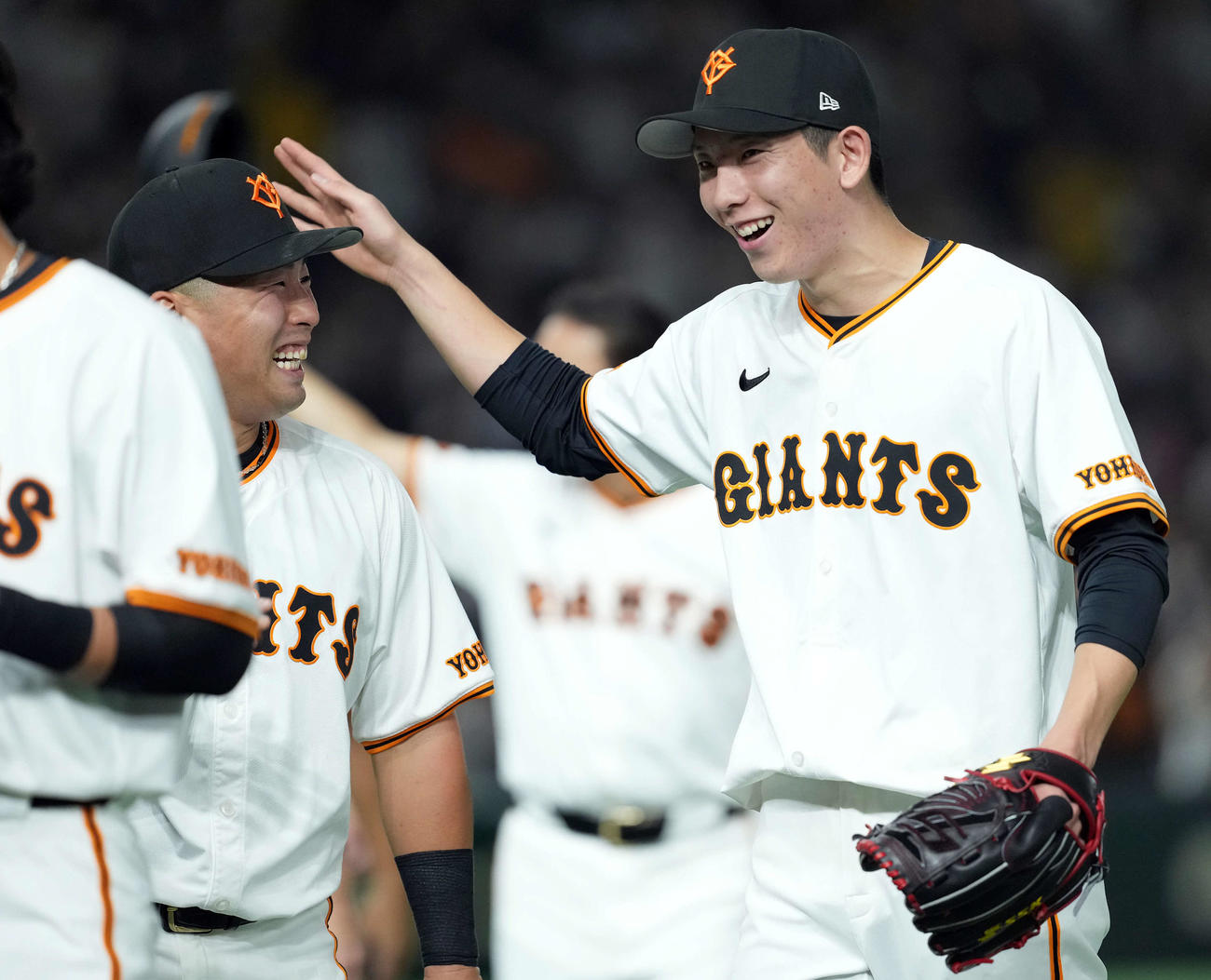 巨人対阪神　阪神に勝利し笑顔を見せる巨人浅野（左）と戸郷（撮影・たえ見朱実）
