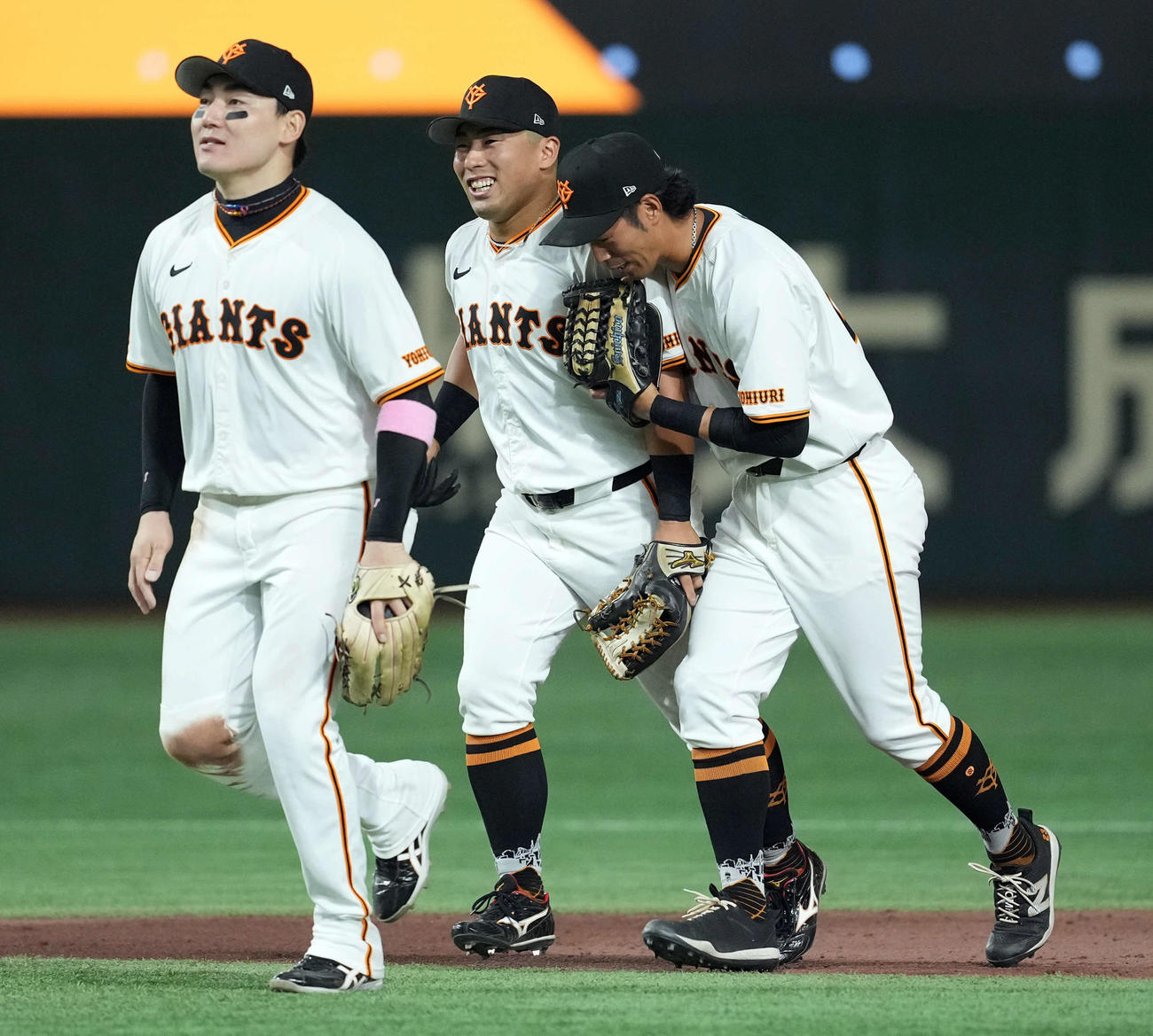 巨人対阪神　阪神に勝利し笑顔を見せる巨人浅野（中央）（撮影・たえ見朱実）