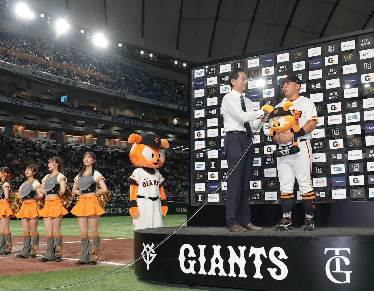 巨人対阪神　東京ドームで初のお立ち台に上がりヒーローインタビューを受ける巨人浅野（撮影・たえ見朱実）