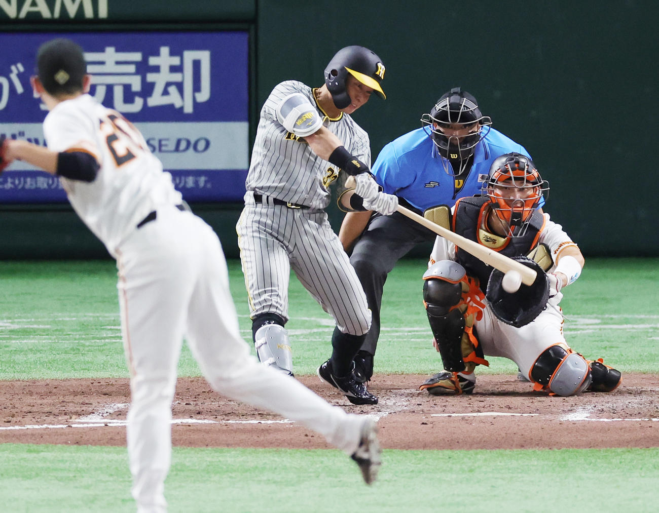 巨人対阪神　8回阪神2死、戸郷から一塁内野安打を放つ糸原（撮影・野上伸悟）